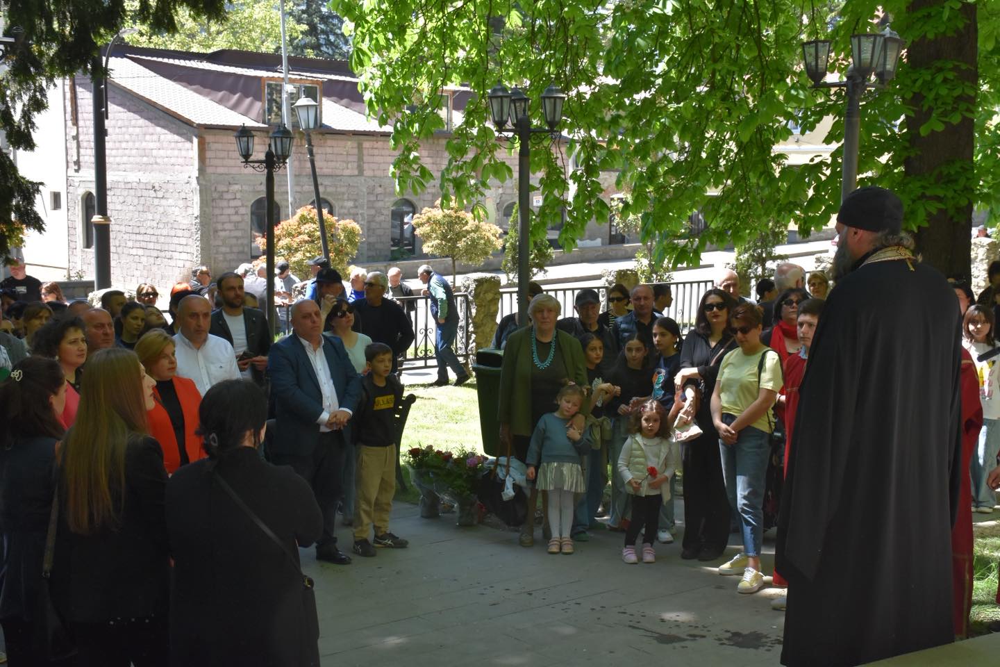 <p style="text-align: justify">ბორჯომში ფაშიზმზე გამარჯვების 80 წლისთავი აღინიშნა. გამარჯვების სკვერში ადგილობრივი თვითმმართველობის წარმომადგენლები და საზოგადოების წევრები შეიკრიბნენ და მემორიალი გვირგვინებით შეამკეს.</p><p style="text-align: justify">მერმა ოთარ არბოლიშვილმა მეორე მსოფლიო ომში, ქართველთა თავდადებაზე ისაუბრა.</p><p style="text-align: justify">“ფაშიზმზე გამარჯვების დღეს ვულოცავ ომის ვეტერანებს, მათი ოჯახის წევრებს. მათი წვლილი განუზომელია კაცობრიობის წინაშე",- განაცხადა ბორჯომის მერმა.</p><p style="text-align: justify">მამა ალექსანდრემ დაღუპულთა სულის მოსახსენებელი პანაშვიდი გადაიხადა.</p><p style="text-align: justify">მუნიციპალიტეტის წარმომადგენლებმა "ძმათა სასაფლაოზე" მეორე მსოფლიო ომში დაღუპულთა მემორიალი და გმირთა საფლავები ყვავილებით შეამკეს.</p>