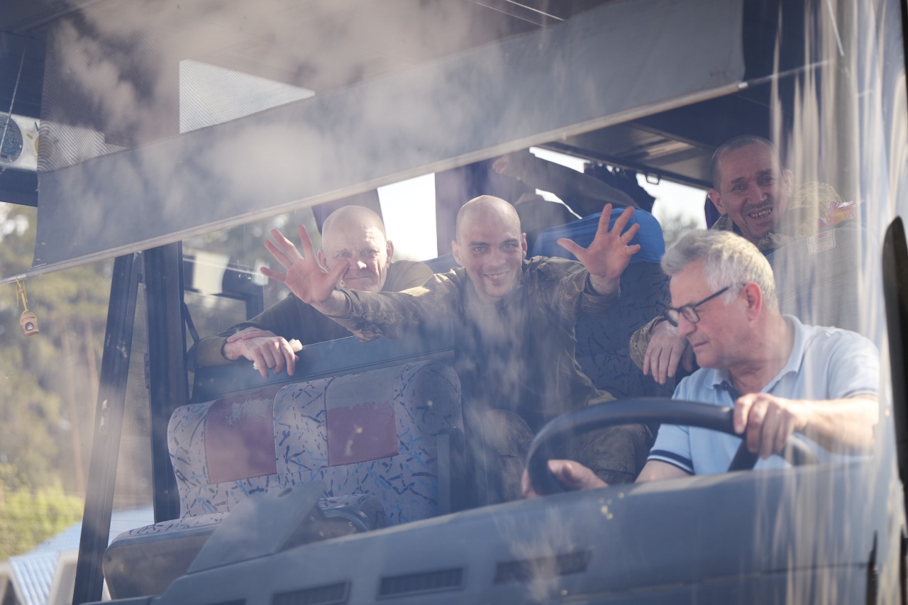 <p style="text-align: justify">უკრაინამ და რუსეთმა 1000 1000-ზე ფორმატის ფარგლებში ტყვეების გაცვლა დაიწყეს. პროცესი სამ დღეს გაგრძელდება.</p><p style="text-align: justify">უკრაინის პრეზიდენტმა ვოლოდიმირ ზელენსკიმ განაცხადა, რომ უკრაინამ და რუსეთმა ტყვეთა გაცვლის შეთანხმების პირველი ნაწილი შეასრულეს.</p><p style="text-align: justify">"ჩვენ ვაბრუნებთ ჩვენს ხალხს სახლში, დღეს 390 ადამიანი. შაბათს და კვირას ველოდებით, რომ გაცვლა გაგრძელდება“, - აღნიშნა მან.</p><p style="text-align: justify">უკრაინის პრეზიდენტმა მადლობა გადაუხადა ყველას, ვინც ეხმარება და მუშაობს 24 საათის განმავლობაში, რათა უკრაინელებმა შეძლონ სახლში დაბრუნება.</p><p style="text-align: justify">"ძალიან მნიშვნელოვანია ყველა ტყვედ მყოფი ადამიანის დაბრუნება. ჩვენ ვამოწმებთ ყველა სახელს, ინფორმაციას ყველა ადამიანის შესახებ. ჩვენ გავაგრძელებთ ჩვენს დიპლომატიურ მუშაობას, რათა ასეთი ნაბიჯები შესაძლებელი იყოს“, - განაცხადა ზელენსკიმ.</p><p style="text-align: justify">სამხედრო ტყვეებთან მოპყრობის საკოორდინაციო შტაბში განაცხადეს, რომ 270 სამხედრო მოსამსახურე და 120 მშვიდობიანი მოქალაქე სახლში დააბრუნეს.</p><p style="text-align: justify">"ესენი არიან უკრაინის შეიარაღებული ძალების, კერძოდ, საზღვაო ძალების, საჰაერო-სადესანტო ძალების, ტერიტორიული თავდაცვის ძალების, ასევე უკრაინის ეროვნული გვარდიისა და უკრაინის სახელმწიფო სასაზღვრო სამსახურის სამხედრო მოსამსახურეები“, - განაცხადეს საკოორდინაციო შტაბში.</p><p style="text-align: justify">განთავისუფლებული ჯარისკაცები იცავდნენ უკრაინის ტერიტორიას დონეცკის, ლუგანსკის, ხარკოვის, ზაპოროჟიესა და ხერსონის მიმართულებით, ასევე მონაწილეობდნენ ბრძოლებში ჩერნიგოვის, სუმისა და კიევის ოლქებში.</p><p style="text-align: justify">გათავისუფლებულთა შორის სამი ქალი და 387 მამაკაცია. თავის მხრივ, უკრაინის პრეზიდენტის ადმინისტრაციის ხელმძღვანელმა ანდრეი ერმაკმა განმარტა, რომ დღეს გათავისუფლებული დამცველების ნაწილი ტყვეობაში 2022 წლიდან იმყოფებოდა.</p><p style="text-align: justify">2025 წლის 16 მაისს, სტამბოლში, სამი წლის შემდეგ, უკრაინისა და რუსეთის დელეგაციების პირველი შეხვედრა გაიმართა. მოლაპარაკებების დროს მიღწეული იქნა შეთანხმება ტყვეთა გათავისუფლების შესახებ ფორმულით "1000 1000-ზე".</p><div class="iframe-wrapper"><iframe src="https://www.facebook.com/plugins/post.php?href=https%3A%2F%2Fwww.facebook.com%2Fzelenskyy.official%2Fposts%2Fpfbid0hAuhnatBKKMh1xtrJKpgMXShNggEAXfUpoRZUexHGfhY2zoTz9jSMqaYQ47C6WPjl&amp;show_text=true&amp;width=500" frameborder="0" allowfullscreen="true" width="500" height="793" title="Embedded content" allow="autoplay; clipboard-write; encrypted-media; picture-in-picture; web-share" scrolling="no" style="border:none;overflow:hidden"></iframe></div>