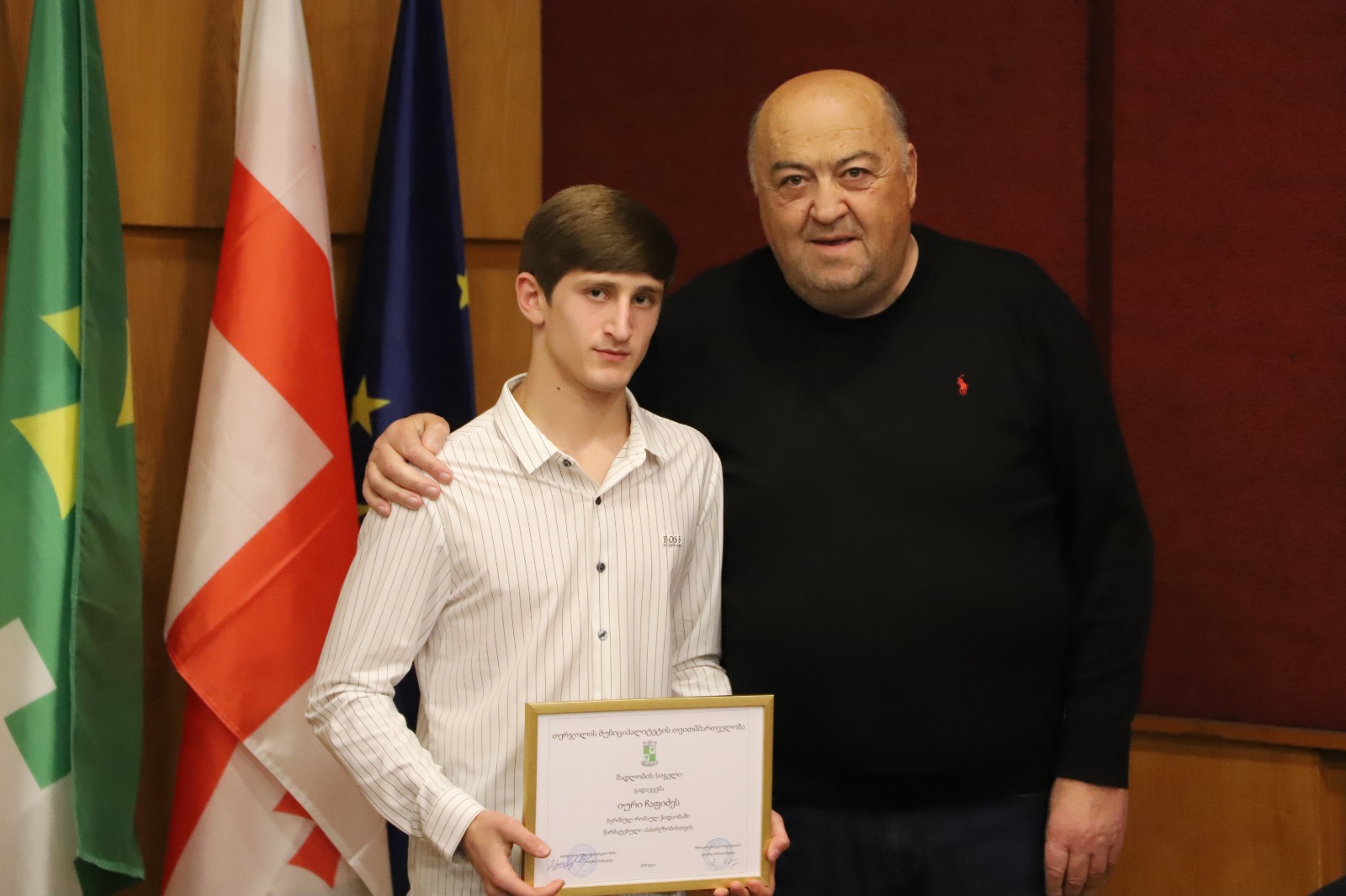 <p style="text-align: justify">თერჯოლის მუნიციპალიტეტის მერმა მანუჩარ რობაქიძემ წარმატებული სპორტსმენები და მწვრთნელები დააჯილდოვა.&nbsp;</p><p style="text-align: justify">ა(ა)იპ &nbsp;თერჯოლის &nbsp;სპორტული სკოლის სპორტსმენებმა &nbsp;2025 წელს, &nbsp;ევროპასა და საქართველოში გამართულ &nbsp;ჩემპიონატებზე &nbsp;საპრიზო ადგილები მოიპოვეს, რისთვისაც მათ მუნიციპალიტეტის მერმა მანუჩარ რობაქიძემ, საკრებულოს თავმჯდომარე გიორგი ბარათაშვილს და საკრებულოს სპორტის კომიტეტის ხელმძღვანელ გრიგოლ გიორგაძესთან ერთად, დიპლომები და ფულადი ჯილდოები გადასცა.&nbsp;</p><p style="text-align: justify">ლუკა ნიქაბაძე - ევროპის პრიზიორი ჭიდაობა სამბოში (მე-3 ადგილი)<br>ქეთევან ბუცხრიკიძე - ევროპის პრიზიორი ჭიდაობა სამბოში (მე-3 ადგილი)<br>დათო ხუჯაძე - საქართველოს ჩემპიონი ჭიდაობა სამბოში (1 ადგილი)<br>დიანა ქასრაშვილი - საქართველოს პრიზიორი ჭიდაობა სამბოში &nbsp;( მე-2 ადგილი)<br>თამარ ზარნაძე - საქართველოს პრიზიორი &nbsp;ჭიდაობა სამბოში (მე-2 ადგილი)<br>გიორგი ლომიტაშვილი - საქართველოს პრიზიორი ჭიდაობა სამბოში (მე-3 ადგილი)<br>ზურაბ გავაშელაშვილი - საქართველოს პრიზიორი ჭიდაობა სამბოში (მე-3 ადგილი)<br>ზაზა გაბრიჭიძე - საქართველოს პრიზიორი ჭიდაობა სამბოში (მე-3 ადგილი)<br>ლუკა კირკიტაძე - საქართველოს პრიზიორი ჭიდაობა სამბოში (მე-3 ადგილი)<br>ლუკა სოფრომაძე - საქართველოს პრიზიორი ჭიდაობა სამბოში (მე-3 ადგილი)<br>(მწვრთნელები: ლერი ჯიხვაშვილი, მალხაზ თურქაძე)<br>ლუკა ბუიღლიშვილი - საქართველოს პრიზიორი ბ/რ ჭიდაობაში (მე-3 ადგილი)<br>გიგა ჭეიშვილი - საქართველოს პრიზიორი ბ/რ ჭიდაობაში (მე-3 ადგილი)<br>გიორგი ჩოგოვაძე - საქართველოს პრიზიორი ბ/რ ჭიდაობაში (მე-3 ადგილი)<br>გიგა &nbsp;ჩაფიძე - საქართველოს პრიზიორი ბ/რ ჭიდაობაში (მე-3 ადგილი)<br>იური ჩაფიძე - საქართველოს პრიზიორი ბ/რ ჭიდაობაში (მე-3 ადგილი)<br>(მწვრთნელი გიგა ჩაფიძე)<br>ნიკოლოზ ბრეგვაძე - საქართველოს პრიზიორი ძიუდოში (მე-3 ადგილი) (მწვრთნელი ლერი რობაქიძე)</p><p style="text-align: justify">ღონისძიება, რომელიც მუნიციპალიტეტის მერის ინიციატივითა და მერიის განათლების, კულტურის,სპორტის და ახალგაზრდულ საქმეთა სამსახურის ორგანიზებით მოეწყო, მიზნად ისახავს ახალგაზრდა სპორტსმენთა წახალისებას &nbsp;და მხარდაჭერას ადგილობრივი თვითმმართველობის მხრიდან.</p>