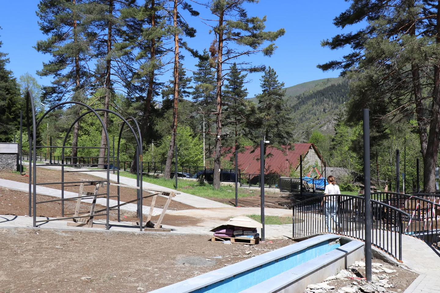 <p style="text-align: justify">ბორჯომის მუნიციპალიტეტის დაბა წაღვერში კლიმატური პირობების გამო შეჩერებული პარკის რეაბილიტაცია განახლდა.</p><p style="text-align: justify">მუნიციპალიტეტის მერიის ინფორმაციით, 10 500 კვ.მ ფართობის პარკის რეაბილიტაცია მოიცავს საბავშვო და მოსასვენებელი სივრცეების მოწყობას, გარე განათებისა და საპარკო ინფრასტრუქტურის მოწესრიგებას. პარკში ასევე განთავსდება კაფე, კომერციული ობიექტები, ფოტოგადაღების ჯიხურები და სხვა.</p><p style="text-align: justify">წაღვერის პარკის რეაბილიტაცია ადგილობრივი და ცენტრალური ბიუჯეტის თანადაფინანსებით ხორციელდება.</p>