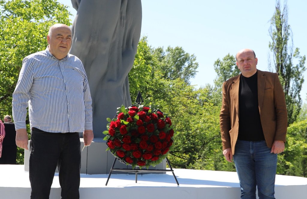 <p style="text-align: justify">9 მაისი ფაშიზმზე გამარჯვების დღეა. მეორე მსოფლიო ომის დასრულებიდან 80 წელი გავიდა.</p><p style="text-align: justify">2025 წლის 9 მაისს, თერჯოლის მუნიციპალიტეტის მერმა მანუჩარ რობაქიძემ, საკრებულოს თავმჯდომარე გიორგი ბარათაშვილთან ერთად გვირგვინით შეამკო გმირთა დიდების მემორიალი ქალაქ თერჯოლაში და ომის გმირის - დავით ჯაბიძის მემორიალი სოფელ ჩხარში.</p><p style="text-align: justify">ომში გარდაცვლილი გმირების სულის მოსახსენებელი პარაკლისი გადაიხდეს სასულიერო პირებმა.</p><p style="text-align: justify">მემორიალთან სამხედრო პირები, ადგილობრივი თვითმმართველობის წარმომადგენლები და მოქალაქეები იმყოფებოდნენ.</p>