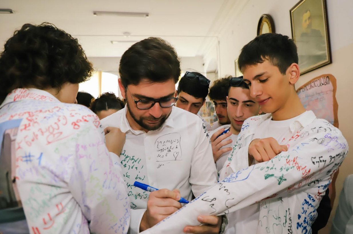 <p style="text-align: justify">ქალაქ ფოთში 491 მოსწავლისათვის ბოლო ზარი დაირეკა.</p><p style="text-align: justify">ფოთის მერმა ბექა ვაჭარაძემ კურსდამთავრებულებს სკოლის დამთავრება მიულოცა და წარმატებული მომავალი უსურვა.</p><p style="text-align: justify">"ფოთის მერია ყველა კურსდამთავრებულს ულოცავს სკოლის დამთავრებას და ცხოვრების ახალ ეტაპზე გადასვლას. წარმატებებს ვუსურვებთ ამ საინტერესო გზაზე მშობლიური ქალაქის საკეთილდღეოდ!" - აღნიშნავენ ფოთის მერიაში.</p>