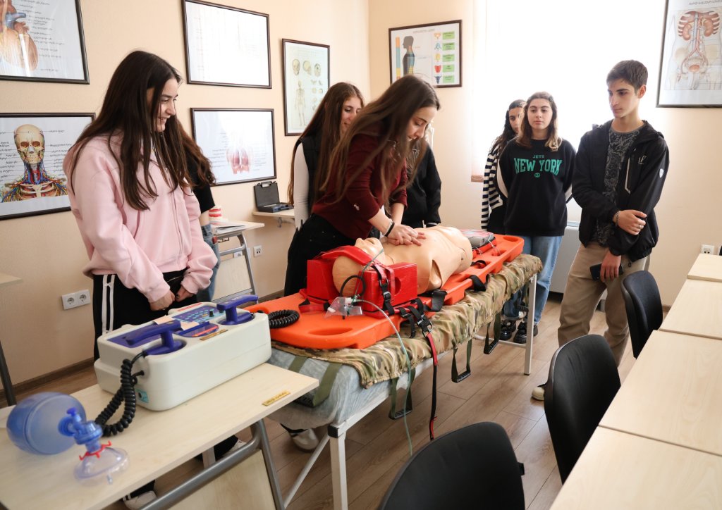 <p style="text-align: justify">ეროვნული თავდაცვის აკადემიაში სკოლის მოსწავლეებთან საინფორმაციო სახის შეხვედრები გრძელდება.</p><p style="text-align: justify">მიმდინარე წლის 21 მაისს აკადემიაში სტუმრად გორის რაიონის სოფელ ვარიანის საჯარო სკოლის მოსწავლეები იმყოფებოდნენ.</p><p style="text-align: justify">საინფორმაციო შეხვედრაზე მოსწავლეებს ჩაუტარდათ პრეზენტაცია აკადემიის შესახებ. სტუმრები გაეცნენ აკადემიაში არსებულ საბაკალავრო პროგრამებს, მიღების პირობებს, ასევე მიიღეს ინფორმაცია გაცვლითი პროგრამების და სტიპენდიის შესახებ.</p><p style="text-align: justify">შეხვედრის დასრულების შემდეგ, მოსწავლეებმა აკადემიის ინფრასტრუქტურა დაათვალიერეს.</p>