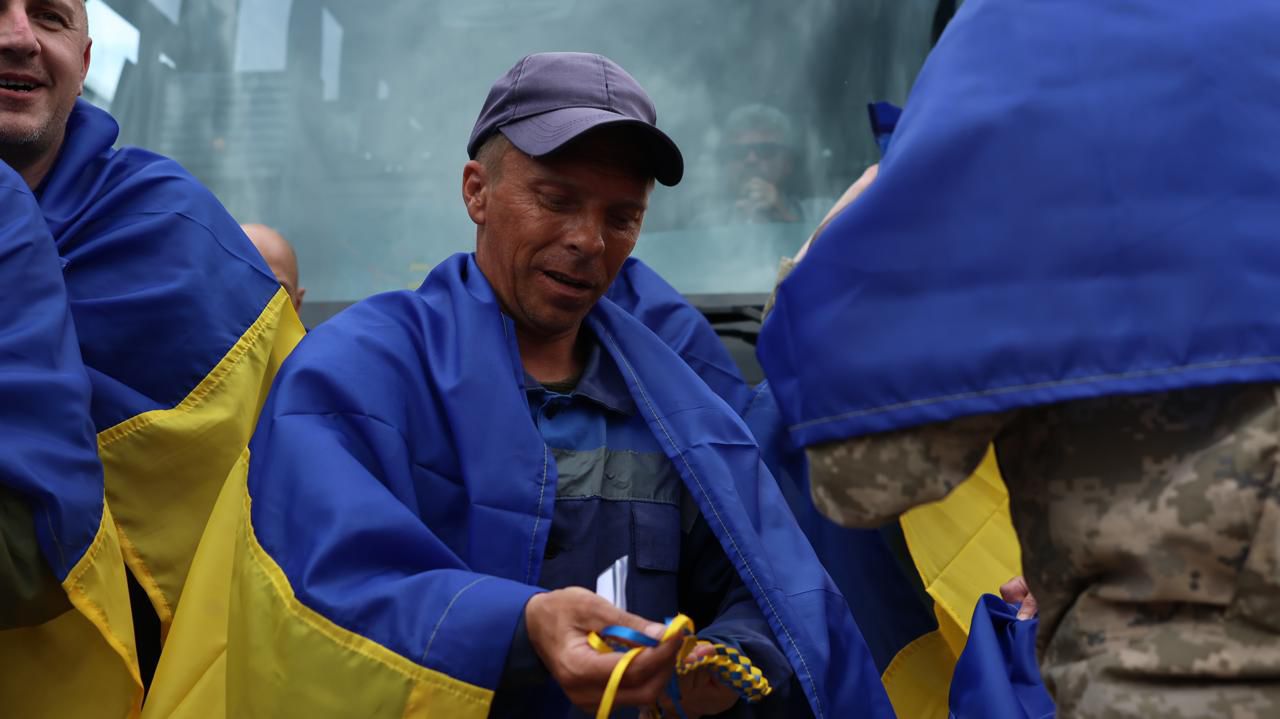 <p style="text-align: justify">უკრაინამ და რუსეთმა 1000 1000-ზე ფორმატში ტყვეების მორიგი გაცვლის ფარგლებში ერთმანეთს 307-307 სამხედრო ტყვე გადასცეს.</p><p style="text-align: justify">ტყვეების გაცვლა, რომელიც სამ დღეზეა დაყოფილი, ყველაზე მასშტაბური იქნება 2022 წელს რუსეთის უკრაინაში შეჭრის შემდეგ.</p><p style="text-align: justify">"კიდევ 307 უკრაინელი დამცველი სახლშია. დღეს თურქეთში შეთანხმებული "1000 1000-ზე" ფორმატით გაცვლის მეორე დღეა. მხოლოდ ამ ორ დღეში 697 ადამიანი უკვე დაბრუნდა. ხვალ გაგრძელებას ველით“, - განაცხადა უკრაინის პრეზიდენტმა ვოლოდიმირ ზელენსკიმ.</p><p style="text-align: justify">როგორც სამხედრო ტყვეებთან მოპყრობის კოორდინაციის შტაბმა განაცხადა, უკრაინის შეიარაღებული ძალების, კერძოდ, საჰაერო-სადესანტო თავდასხმის ძალების, უპილოტო სისტემების ძალების, საზღვაო ძალების, ჯარების ჯარების, ასევე უკრაინის სახელმწიფო სასაზღვრო სამსახურისა და ეროვნული გვარდიის ჯარისკაცები სამშობლოში დაბრუნდნენ.</p><p style="text-align: justify">ყველა გათავისუფლებული დამცველი მამაკაცია, რიგითი და სერჟანტი. ყველაზე ახალგაზრდა გათავისუფლებული 25 წლისაა, ყველაზე უფროსი კი - 61 წლის. მათ შორის არიან დაჭრილები და ავადმყოფები.</p><p style="text-align: justify">ისინი დონეცკის, ხერსონის, ხარკოვის, ზაპოროჟიეს და ლუგანსკის მიმართულებით იბრძოდნენ.</p><p style="text-align: justify">23 მაისს უკრაინაში 390 ადამიანი <a target="_blank" rel="noopener noreferrer nofollow" class="text-brand-500 underline" href="https://frontnews.ge/ge/news/zelenski-chven-vabrunebt-chvens-khalkhs-sakhlshi-dghes-390-adamiani-shabats-da-kviras-velodebit-rom-gatsvla-gagrdzeldeba"><em>დაბრუნდა</em></a> - 270 სამხედრო და 120 მშვიდობიანი მოქალაქე.</p><div class="iframe-wrapper"><iframe src="https://www.facebook.com/plugins/post.php?href=https%3A%2F%2Fwww.facebook.com%2Fzelenskyy.official%2Fposts%2Fpfbid0fra8e9xpE9E8KVXY2EfE6Qdm3gWykm3iQL8ggs8pmxtMTkdAHMcJ19M9HVWrg6v7l&amp;show_text=true&amp;width=500" frameborder="0" allowfullscreen="true" width="500" height="645" title="Embedded content" allow="autoplay; clipboard-write; encrypted-media; picture-in-picture; web-share" scrolling="no" style="border:none;overflow:hidden"></iframe></div>