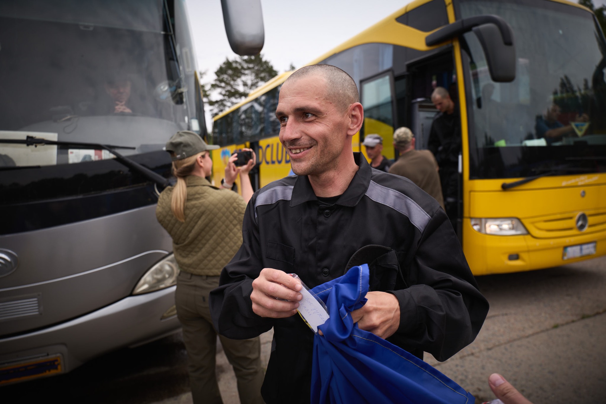 <p style="text-align: justify">რუსეთმა და უკრაინამ "1000 1000-ზე" ფორმატის ფარგლებში კიდევ 303-303 ტყვე გაცვალეს.</p><p style="text-align: justify">"კიდევ 303 უკრაინელი დამცველი სახლშია. თურქეთში შეთანხმებული "1000-1000-ზე" ფორმატის გაცვლის მესამე ნაწილი დასრულდა“, - განაცხადა უკრაინის პრეზიდენტმა ვოლოდიმირ ზელენსკიმ.</p><p style="text-align: justify">ამჯერად, გათავისუფლებულ ჯარისკაცებს შორის არიან უკრაინის შეიარაღებული ძალების, კერძოდ, საზღვაო ძალების, საჰაერო ძალების, საჰაერო სადესანტო-მოიერიშე ჯარების, ტერიტორიული თავდაცვის, ასევე უკრაინის ეროვნული გვარდიის, უკრაინის სახელმწიფო სასაზღვრო სამსახურისა და სახელმწიფო სპეციალური სატრანსპორტო სამსახურის წარმომადგენლები.</p><p style="text-align: justify">დღეს გათავისუფლებული 303 დამცველი მამაკაცია, რიგითი და სერჟანტი. ისინი იცავდნენ უკრაინას დონეცკისა და ლუგანსკის მიმართულებით, ზაპოროჟიესა და ხარკოვის ოლქებში, ხერსონის, სუმისა და ჩერნიგოვის ოლქებში.</p><p style="text-align: justify">ასევე დღეს სახლში მარიუპოლის 70 მცველი ბრუნდება.</p><p style="text-align: justify">2022 წლის მარტიდან მოყოლებული, საკოორდინაციო შტაბმა გაათავისუფლა უკრაინის 5,757 მოქალაქე. კიდევ 536 უკრაინელი დაბრუნდა გაცვლის გარეშე.</p><p style="text-align: justify">ტყვეების გაცვლის პირველი ეტაპი პარასკევს, 23 მაისს გაიმართა. უკრაინამ 390 ადამიანი დააბრუნა - 270 სამხედრო და 120 მშვიდობიანი მოქალაქე. ყოფილ სამხედრო ტყვეებს შორის არიან შეიარაღებული ძალების სხვადასხვა შტოს მებრძოლები, რომლებიც დონეცკის, ლუგანსკის, ხარკოვის და სხვა რაიონებში იბრძოდნენ. ზოგიერთი მათგანი ტყვეობაში 3 წელზე მეტი ხნის განმავლობაში იმყოფებოდა.</p><p style="text-align: justify">როგორც თავდაცვის მინისტრმა რუსტემ უმეროვმა განაცხადა, სიები ერთი კრიტერიუმის საფუძველზე შედგა: სიცოცხლის შენარჩუნება.</p><p style="text-align: justify">23 მაისს, უკრაინამ, რუსი სამხედრო ტყვეების გარდა, რუსეთს გადასცა მინიმუმ 70 კოლაბორატორი. მათ სანაცვლოდ, რუსულმა მხარემ გაათავისუფლა მშვიდობიანი მოქალაქე მძევლები.</p><p style="text-align: justify">შაბათს, 24 მაისს, კიდევ 307 უკრაინელი დამცველი დაბრუნდა. მათ შორის არიან საჰაერო-სადესანტო თავდასხმის ჯარების, უპილოტო სისტემების ძალების, საზღვაო ძალების, ტერიტორიული თავდაცვის ძალების, სასაზღვრო დაცვის და ეროვნული გვარდიის მებრძოლები. ყველაზე ახალგაზრდა 25 წლისაა, ყველაზე უფროსი კი 61 წლის. მათ შორის არიან დაჭრილები და ავადმყოფები.</p><p style="text-align: justify">გარდა ამისა, პირველად გახდა შესაძლებელი პატიმრების დაბრუნება ცალკეული დანაყოფებიდან და სამხედრო ნაწილებიდან. ასევე მარიუპოლის 27 დამცველი გაათავისუფლეს.</p>