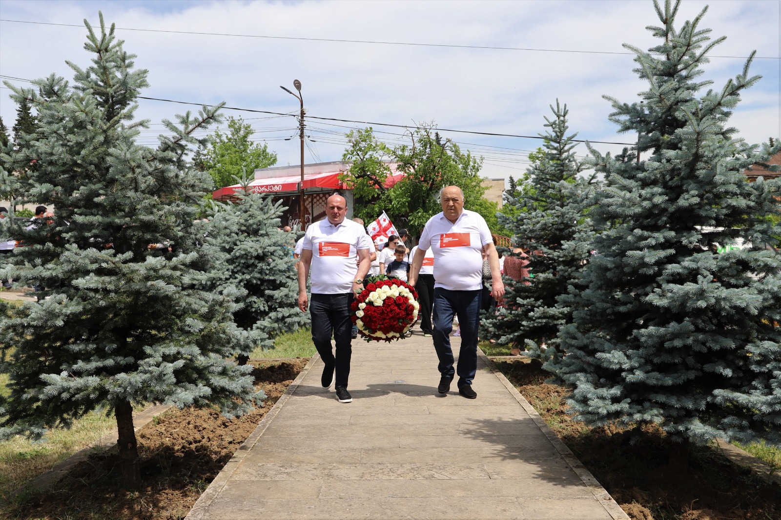 <p style="text-align: justify">თერჯოლის მუნიციპალიტეტში საქართველოს დამოუკიდებლობის დღისადმი მიძღვნილი სხვადასხვა სახის საზეიმო ღონისძიება გაიმართა.</p><p style="text-align: justify">ღონისძიებები სკანდის ისტორიულ ციხეზე საზეიმო მსვლელობით დაიწყო, სადაც სახელმწიფო დროშის აღმართვის ცერემონია გაიმართა;</p><p style="text-align: justify">საზეიმო მსვლელობის შემდეგ, თერჯოლის მუნიციპალიტეტის მერმა მანუჩარ რობაქიძემ, საკრებულოს თავმჯდომარესთან გიორგი ბარათაშვილთან ერთად გვირგვინით შეამკო გმირთა დიდების მემორიალი და დამოუკიდებლობის დღე მოსახლეობას პირადად მიულოცა.</p><p style="text-align: justify">ადგილობრივი ხელისუფლების წარმომადგენლებმა პატივი მიაგეს ეროვნული მოძრაობის ერთ-ერთი ლიდერის ვანო ხუხუნაიშვილის ხსოვნას და მისი საფლავი გვირგვინით შეამკეს.</p><p style="text-align: justify">თერჯოლაში ამ დღესთან დაკავშირებით,სხვადასხვა კულტურული და სპორტული აქტივობები მოეწყო. ლაშა გოგიაშვილის სახელობის სკვერში გაიმართა სამხატვრო სკოლის მოსწავლეთა ნახატებისა და ადგილობრივი რეწვის ოსტატების ნამუშევრების გამოფენა-გაყიდვა, აქვე განთავსდა ტურიზმის კუთხეც, სადაც თერჯოლის მუნიციპალიტეტში არსებული ყველა ღირსშესანიშნავი ადგილის ფოტო გამოიფინა. ჩატარდა "თავისუფალი თამაშების" ფინალი მინი ფეხბურთში, ჭიდაობის, ხრიდოლის და სამაგიდო თამაშების ტურნირები, გამოვლენილი გამარჯვებულები დაჯილდოვდნენ შესაბამისი პრიზებით.</p><p style="text-align: justify">დღესვე, თერჯოლის ამფითეატრში თემატური კონცერტი გაიმართა, სადაც მონაწილეობა მიიღეს ადგილობრივმა ანსამბლებმა.</p><p style="text-align: justify">დამოუკიდებლობის დღისადმი მიძღვნილ ღონისძიებებს მერის მოადგილეები და მერიის თანამშრომლები, საკრებულოს თავმჯდომარის მოადგილეები, დეპუტატები, საზოგადოების სხვადასხვა სფეროს წარმომადგენლები, ასევე მოქალაქეები შეუერთდნენ.</p><p style="text-align: justify">ღონისძიება მუნიციპალიტეტის მერიის განათლების, კულტურის, სპორტისა და ახალგაზრდულ საქმეთა სამსახურის ორგანიზებით ჩატარდა.</p>