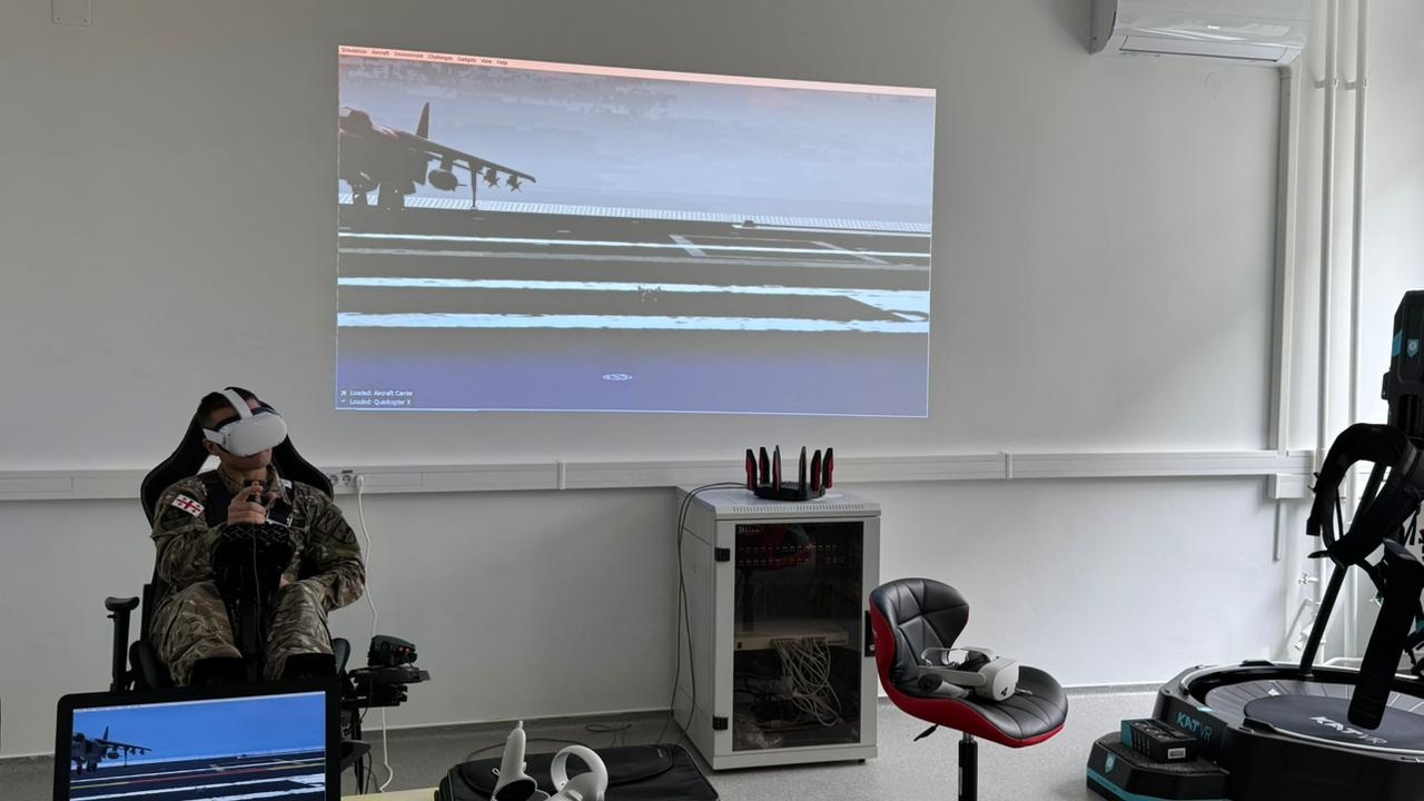 <p style="text-align: justify">სსიპ – დავით აღმაშენებლის სახელობის საქართველოს ეროვნული თავდაცვის აკადემიის იუნკერები ლექსო კუპატაძე და გიგა ზუმბულიძე ბუდაპეშტში, უნგრეთის საჯარო სამსახურის ეროვნულ უნივერსიტეტში გამართულ "კადეტთა საერთაშორისო კვირეულზე“ იმყოფებოდნენ.</p><p style="text-align: justify">"სამხედრო ხასიათის აქტივობებმა, რომლებიც კვირეულის განმავლობაში ჩატარდა, ხელი შეუწყო მონაწილეთა პრაქტიკული გამოცდილების გამდიდრებასა და გუნდური მუშაობის უნარების განვითარებას. ადგილობრივი ინსტრუქტორების ზედამხედველობით მონაწილეებს მიეცათ შესაძლებლობა ჩართულიყვნენ საჰაერო ტრანსპორტის მართვის სიმულაციებში. ღონისძიების ფარგლებში იუნკერებს ასევე მიეცათ შესაძლებლობა გასცნობოდნენ უნგრეთის სამხედრო შეიარაღებასა და ტექნიკას.</p><p style="text-align: justify">კადეტთა კვირეული მიზნად ისახავს არა მხოლოდ გამოცდილების გაზიარებას, არამედ პიროვნული ურთიერთობების ჩამოყალიბებას და სამომავლო პროფესიული კავშირების დამყარებას", - აცხადებენ ეროვნული თავდაცვის აკადემიაში.</p>