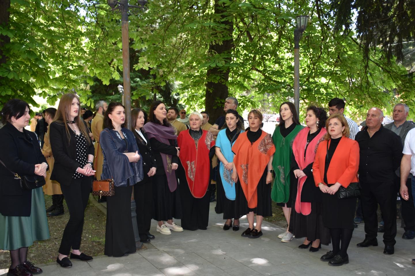 <p style="text-align: justify">ბორჯომში ფაშიზმზე გამარჯვების 80 წლისთავი აღინიშნა. გამარჯვების სკვერში ადგილობრივი თვითმმართველობის წარმომადგენლები და საზოგადოების წევრები შეიკრიბნენ და მემორიალი გვირგვინებით შეამკეს.</p><p style="text-align: justify">მერმა ოთარ არბოლიშვილმა მეორე მსოფლიო ომში, ქართველთა თავდადებაზე ისაუბრა.</p><p style="text-align: justify">“ფაშიზმზე გამარჯვების დღეს ვულოცავ ომის ვეტერანებს, მათი ოჯახის წევრებს. მათი წვლილი განუზომელია კაცობრიობის წინაშე",- განაცხადა ბორჯომის მერმა.</p><p style="text-align: justify">მამა ალექსანდრემ დაღუპულთა სულის მოსახსენებელი პანაშვიდი გადაიხადა.</p><p style="text-align: justify">მუნიციპალიტეტის წარმომადგენლებმა "ძმათა სასაფლაოზე" მეორე მსოფლიო ომში დაღუპულთა მემორიალი და გმირთა საფლავები ყვავილებით შეამკეს.</p>