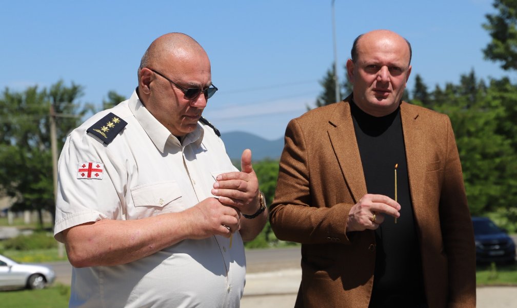 <p style="text-align: justify">9 მაისი ფაშიზმზე გამარჯვების დღეა. მეორე მსოფლიო ომის დასრულებიდან 80 წელი გავიდა.</p><p style="text-align: justify">2025 წლის 9 მაისს, თერჯოლის მუნიციპალიტეტის მერმა მანუჩარ რობაქიძემ, საკრებულოს თავმჯდომარე გიორგი ბარათაშვილთან ერთად გვირგვინით შეამკო გმირთა დიდების მემორიალი ქალაქ თერჯოლაში და ომის გმირის - დავით ჯაბიძის მემორიალი სოფელ ჩხარში.</p><p style="text-align: justify">ომში გარდაცვლილი გმირების სულის მოსახსენებელი პარაკლისი გადაიხდეს სასულიერო პირებმა.</p><p style="text-align: justify">მემორიალთან სამხედრო პირები, ადგილობრივი თვითმმართველობის წარმომადგენლები და მოქალაქეები იმყოფებოდნენ.</p>