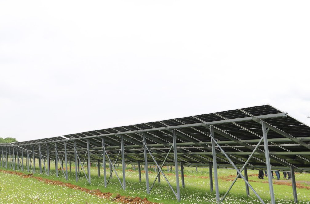 <p style="text-align: justify">თერჯოლის მუნიციპალიტეტის სოფელ ქვედა სიმონეთში მზის სისტემის ელექტროსადგური მოეწყო.</p><p style="text-align: justify">მზის სისტემის ახალი ელექტროსადგური მუნიციპალიტეტის მერმა მანუჩარ რობაქიძემ, საკრებულოს თავმჯდომარე გიორგი ბარათაშვილთან ერთად დაათვალიერა.</p><p style="text-align: justify">მუნიციპალიტეტის მერიის ინფორმაციით, ადგილობრივმა მეწარმე ჯუმბერ ქოჩიაშვილმა 500 კილოვატ/ საათიანი სიმძლავრის ელექტროსადგური, სახელმწიფო პროგრამის "აწარმოე საქართველოში" ხელშეწყობით დაამონტაჟა და იგი ყოველწლიურად 800 ათას კილოვატაზე მეტ ელექტროენერგიას გამოიმუშავებს. მეწარმე, კიდევ უფრო მეტი ენერგიის გამომუშავების მიზნით ელექტროსადგურის გაფართოებას გეგმავს. ამ ეტაპისთვის მზის ელექტროსადგურიდან ელექტროენერგია კასპში არსებულ შპს "ნოსტეს" მიეწოდება.</p><p style="text-align: justify">რეგიონებში კერძო სექტორის განვითარების ხელშეწყობა, ბიზნესის მხარდაჭერა და გაძლიერება ხელისუფლების ერთ-ერთი მნიშვნელოვანი პრიორიტეტია.</p>