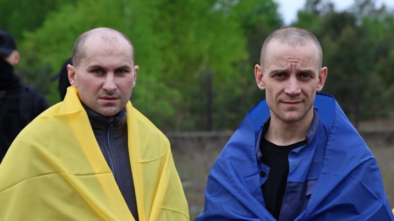 <p style="text-align: justify">უკრაინამ და რუსეთმა 6 მაისს, ტყვეთა მასშტაბური გაცვლა განახორციელეს. რუსული ტყვეობიდან 205 უკრაინელი გაათავისუფლეს, - ამის შესახებ პრეზიდენტი <strong>ვოლოდიმირ ზელენსკი</strong> სოციალურ ქსელში წერს.</p><p style="text-align: justify">მისი თქმით, დღეს უკრაინამ 205 ჯარისკაცი დააბრუნა, ისინი რუსეთის მრავალ რეგიონში იყვნენ მიმოფანტული.</p><p style="text-align: justify">"ჩვენ ისინი უკან დავიბრუნეთ და მადლობას ვუხდი ყველას, ვინც ამ გაცვლაზე იმუშავა. მადლობა ჩვენს პარტნიორებს, პირველ რიგში არაბთა გაერთიანებულ საამიროებს, მათი შუამავლობის და დახმარებისთვის. მადლობა მათ, ვისაც აინტერესებს და აგრძელებს ტყვეობაში მყოფ უკრაინელებზე საუბარს“, - წერს ზელენსკი.</p><p style="text-align: justify">უკრაინის უმაღლესი რადას ადამიანის უფლებათა კომისრის დმიტრო ლუბინეცის თქმით, დღეს უკრაინასა და რუსეთს შორის პატიმრების 64-ე გაცვლა შედგა. უკრაინაში რუსული ტყვეობიდან სრულმასშტაბიანი შეჭრის დაწყებიდან სულ 4,757 უკრაინელი დაბრუნდა.</p><p style="text-align: justify">განთავისუფლებული დამცველები იცავდნენ უკრაინას დონეცკისა და ლუგანსკის მიმართულებით, ზაპოროჟიესა და ხარკოვის ოლქებში, ხერსონის, სუმისა და კიევის ოლქებში, ასევე დაბრუნდნენ მარიუპოლის გარნიზონის დამცველები.</p>