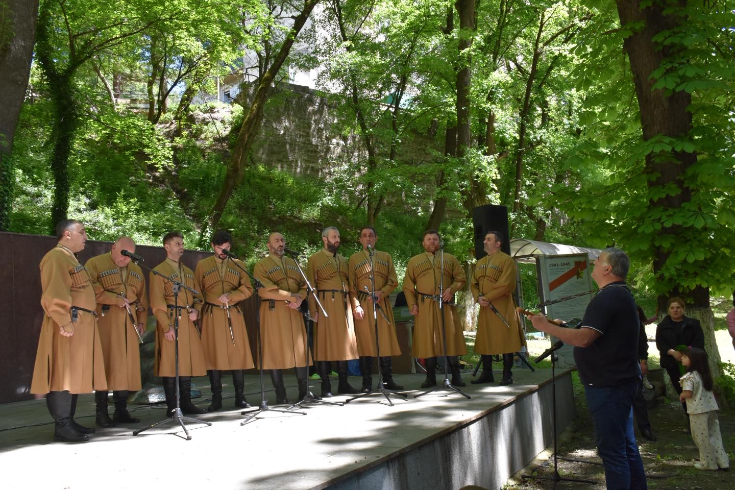 <p style="text-align: justify">ბორჯომში ფაშიზმზე გამარჯვების 80 წლისთავი აღინიშნა. გამარჯვების სკვერში ადგილობრივი თვითმმართველობის წარმომადგენლები და საზოგადოების წევრები შეიკრიბნენ და მემორიალი გვირგვინებით შეამკეს.</p><p style="text-align: justify">მერმა ოთარ არბოლიშვილმა მეორე მსოფლიო ომში, ქართველთა თავდადებაზე ისაუბრა.</p><p style="text-align: justify">“ფაშიზმზე გამარჯვების დღეს ვულოცავ ომის ვეტერანებს, მათი ოჯახის წევრებს. მათი წვლილი განუზომელია კაცობრიობის წინაშე",- განაცხადა ბორჯომის მერმა.</p><p style="text-align: justify">მამა ალექსანდრემ დაღუპულთა სულის მოსახსენებელი პანაშვიდი გადაიხადა.</p><p style="text-align: justify">მუნიციპალიტეტის წარმომადგენლებმა "ძმათა სასაფლაოზე" მეორე მსოფლიო ომში დაღუპულთა მემორიალი და გმირთა საფლავები ყვავილებით შეამკეს.</p>