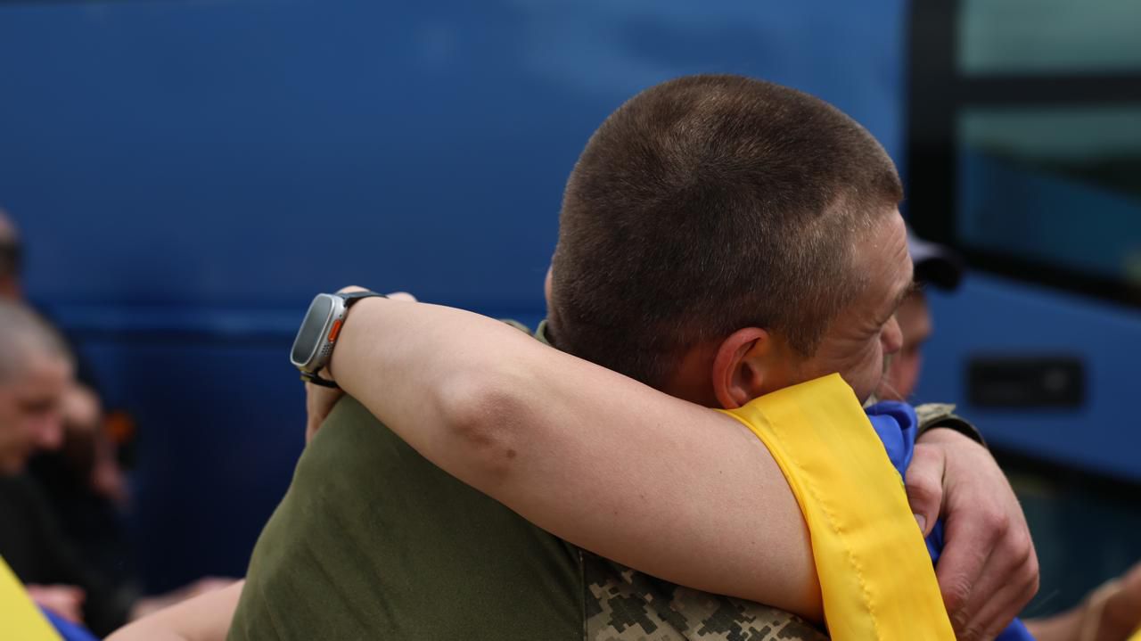 <p style="text-align: justify">უკრაინამ და რუსეთმა 1000 1000-ზე ფორმატში ტყვეების მორიგი გაცვლის ფარგლებში ერთმანეთს 307-307 სამხედრო ტყვე გადასცეს.</p><p style="text-align: justify">ტყვეების გაცვლა, რომელიც სამ დღეზეა დაყოფილი, ყველაზე მასშტაბური იქნება 2022 წელს რუსეთის უკრაინაში შეჭრის შემდეგ.</p><p style="text-align: justify">"კიდევ 307 უკრაინელი დამცველი სახლშია. დღეს თურქეთში შეთანხმებული "1000 1000-ზე" ფორმატით გაცვლის მეორე დღეა. მხოლოდ ამ ორ დღეში 697 ადამიანი უკვე დაბრუნდა. ხვალ გაგრძელებას ველით“, - განაცხადა უკრაინის პრეზიდენტმა ვოლოდიმირ ზელენსკიმ.</p><p style="text-align: justify">როგორც სამხედრო ტყვეებთან მოპყრობის კოორდინაციის შტაბმა განაცხადა, უკრაინის შეიარაღებული ძალების, კერძოდ, საჰაერო-სადესანტო თავდასხმის ძალების, უპილოტო სისტემების ძალების, საზღვაო ძალების, ჯარების ჯარების, ასევე უკრაინის სახელმწიფო სასაზღვრო სამსახურისა და ეროვნული გვარდიის ჯარისკაცები სამშობლოში დაბრუნდნენ.</p><p style="text-align: justify">ყველა გათავისუფლებული დამცველი მამაკაცია, რიგითი და სერჟანტი. ყველაზე ახალგაზრდა გათავისუფლებული 25 წლისაა, ყველაზე უფროსი კი - 61 წლის. მათ შორის არიან დაჭრილები და ავადმყოფები.</p><p style="text-align: justify">ისინი დონეცკის, ხერსონის, ხარკოვის, ზაპოროჟიეს და ლუგანსკის მიმართულებით იბრძოდნენ.</p><p style="text-align: justify">23 მაისს უკრაინაში 390 ადამიანი <a target="_blank" rel="noopener noreferrer nofollow" class="text-brand-500 underline" href="https://frontnews.ge/ge/news/zelenski-chven-vabrunebt-chvens-khalkhs-sakhlshi-dghes-390-adamiani-shabats-da-kviras-velodebit-rom-gatsvla-gagrdzeldeba"><em>დაბრუნდა</em></a> - 270 სამხედრო და 120 მშვიდობიანი მოქალაქე.</p><div class="iframe-wrapper"><iframe src="https://www.facebook.com/plugins/post.php?href=https%3A%2F%2Fwww.facebook.com%2Fzelenskyy.official%2Fposts%2Fpfbid0fra8e9xpE9E8KVXY2EfE6Qdm3gWykm3iQL8ggs8pmxtMTkdAHMcJ19M9HVWrg6v7l&amp;show_text=true&amp;width=500" frameborder="0" allowfullscreen="true" width="500" height="645" title="Embedded content" allow="autoplay; clipboard-write; encrypted-media; picture-in-picture; web-share" scrolling="no" style="border:none;overflow:hidden"></iframe></div>