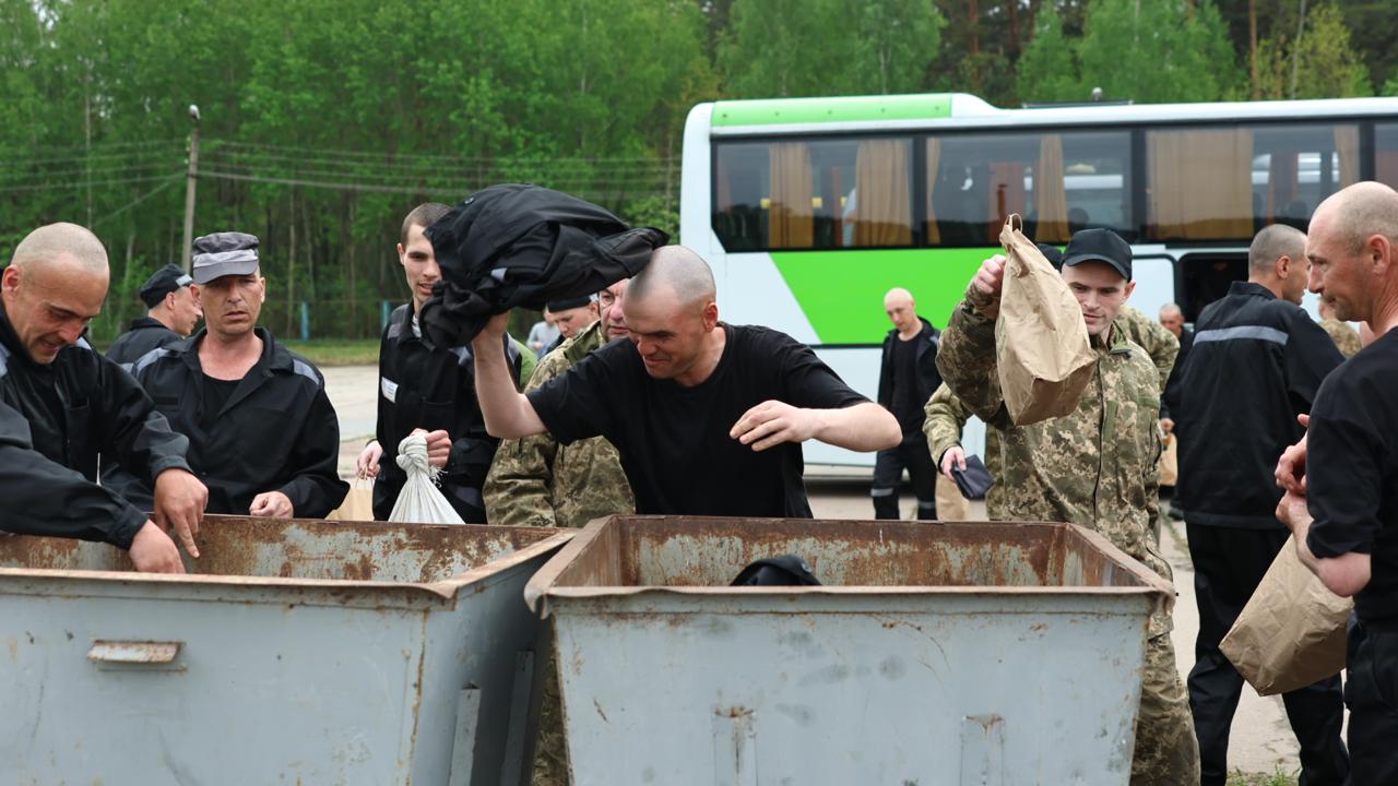 <p style="text-align: justify">რუსეთმა და უკრაინამ "1000 1000-ზე" ფორმატის ფარგლებში კიდევ 303-303 ტყვე გაცვალეს.</p><p style="text-align: justify">"კიდევ 303 უკრაინელი დამცველი სახლშია. თურქეთში შეთანხმებული "1000-1000-ზე" ფორმატის გაცვლის მესამე ნაწილი დასრულდა“, - განაცხადა უკრაინის პრეზიდენტმა ვოლოდიმირ ზელენსკიმ.</p><p style="text-align: justify">ამჯერად, გათავისუფლებულ ჯარისკაცებს შორის არიან უკრაინის შეიარაღებული ძალების, კერძოდ, საზღვაო ძალების, საჰაერო ძალების, საჰაერო სადესანტო-მოიერიშე ჯარების, ტერიტორიული თავდაცვის, ასევე უკრაინის ეროვნული გვარდიის, უკრაინის სახელმწიფო სასაზღვრო სამსახურისა და სახელმწიფო სპეციალური სატრანსპორტო სამსახურის წარმომადგენლები.</p><p style="text-align: justify">დღეს გათავისუფლებული 303 დამცველი მამაკაცია, რიგითი და სერჟანტი. ისინი იცავდნენ უკრაინას დონეცკისა და ლუგანსკის მიმართულებით, ზაპოროჟიესა და ხარკოვის ოლქებში, ხერსონის, სუმისა და ჩერნიგოვის ოლქებში.</p><p style="text-align: justify">ასევე დღეს სახლში მარიუპოლის 70 მცველი ბრუნდება.</p><p style="text-align: justify">2022 წლის მარტიდან მოყოლებული, საკოორდინაციო შტაბმა გაათავისუფლა უკრაინის 5,757 მოქალაქე. კიდევ 536 უკრაინელი დაბრუნდა გაცვლის გარეშე.</p><p style="text-align: justify">ტყვეების გაცვლის პირველი ეტაპი პარასკევს, 23 მაისს გაიმართა. უკრაინამ 390 ადამიანი დააბრუნა - 270 სამხედრო და 120 მშვიდობიანი მოქალაქე. ყოფილ სამხედრო ტყვეებს შორის არიან შეიარაღებული ძალების სხვადასხვა შტოს მებრძოლები, რომლებიც დონეცკის, ლუგანსკის, ხარკოვის და სხვა რაიონებში იბრძოდნენ. ზოგიერთი მათგანი ტყვეობაში 3 წელზე მეტი ხნის განმავლობაში იმყოფებოდა.</p><p style="text-align: justify">როგორც თავდაცვის მინისტრმა რუსტემ უმეროვმა განაცხადა, სიები ერთი კრიტერიუმის საფუძველზე შედგა: სიცოცხლის შენარჩუნება.</p><p style="text-align: justify">23 მაისს, უკრაინამ, რუსი სამხედრო ტყვეების გარდა, რუსეთს გადასცა მინიმუმ 70 კოლაბორატორი. მათ სანაცვლოდ, რუსულმა მხარემ გაათავისუფლა მშვიდობიანი მოქალაქე მძევლები.</p><p style="text-align: justify">შაბათს, 24 მაისს, კიდევ 307 უკრაინელი დამცველი დაბრუნდა. მათ შორის არიან საჰაერო-სადესანტო თავდასხმის ჯარების, უპილოტო სისტემების ძალების, საზღვაო ძალების, ტერიტორიული თავდაცვის ძალების, სასაზღვრო დაცვის და ეროვნული გვარდიის მებრძოლები. ყველაზე ახალგაზრდა 25 წლისაა, ყველაზე უფროსი კი 61 წლის. მათ შორის არიან დაჭრილები და ავადმყოფები.</p><p style="text-align: justify">გარდა ამისა, პირველად გახდა შესაძლებელი პატიმრების დაბრუნება ცალკეული დანაყოფებიდან და სამხედრო ნაწილებიდან. ასევე მარიუპოლის 27 დამცველი გაათავისუფლეს.</p>