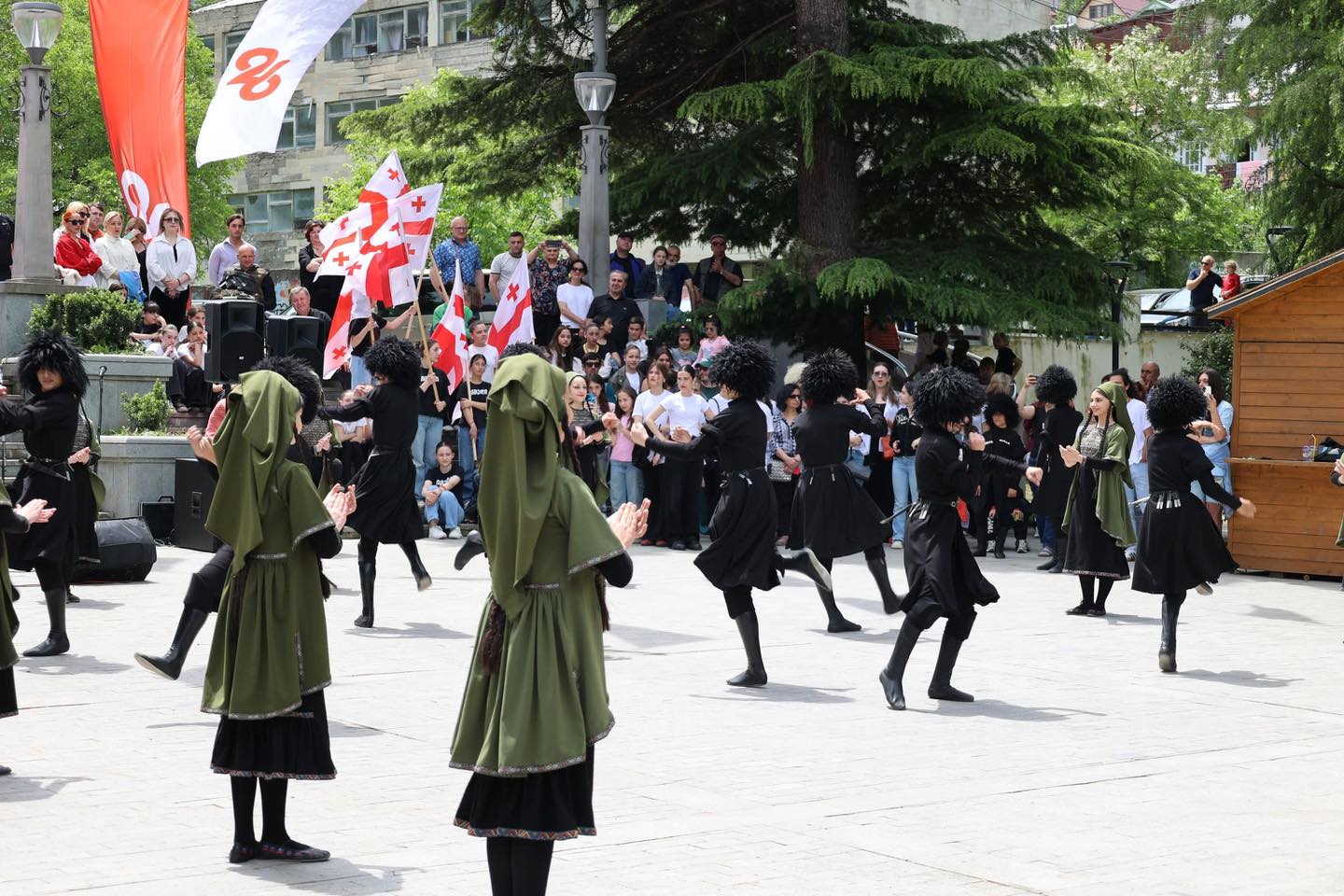 <p style="text-align: justify">ბორჯომში საქართველოს დამოუკიდებლობის დღე აღინიშნა.</p><p style="text-align: justify">მაყურებლის წინაშე ადგილობრივი ვოკალური და ქორეოგრაფიული ანსამბლები წარდგნენ.</p><p style="text-align: justify">26 მაისი მოსახლეობას დეკანოზმა იოანემ (ხეცურიანი), საკრებულოს თავმჯდომარემ დავით ზაალიშვილმა და მერის მოადგილემ გიორგი ტაბატაძემ მიულოცეს.</p><p style="text-align: justify">ღონისძიებას ადგილობრივი თვითმმართველობის წარმომადგენლები და მოქალაქეები ესწრებოდნენ.</p><div class="iframe-wrapper"><iframe src="https://www.facebook.com/plugins/post.php?href=https%3A%2F%2Fwww.facebook.com%2Fpermalink.php%3Fstory_fbid%3Dpfbid02FdUWK7ZbupTW3FthHytXbz8ZC3vvccBy46vkHJfsPXMioCUV2AYoTjEvJbDJzTK4l%26id%3D100067222093058&show_text=true&width=500" frameborder="0" allowfullscreen="true" width="500" height="754" title="Embedded content" allow="autoplay; clipboard-write; encrypted-media; picture-in-picture; web-share" scrolling="no" style="border:none;overflow:hidden"></iframe></div>