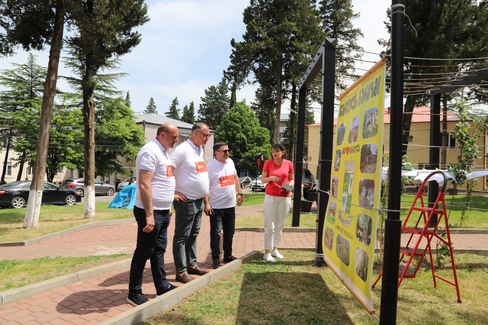 <p style="text-align: justify">თერჯოლის მუნიციპალიტეტში საქართველოს დამოუკიდებლობის დღისადმი მიძღვნილი სხვადასხვა სახის საზეიმო ღონისძიება გაიმართა.</p><p style="text-align: justify">ღონისძიებები სკანდის ისტორიულ ციხეზე საზეიმო მსვლელობით დაიწყო, სადაც სახელმწიფო დროშის აღმართვის ცერემონია გაიმართა;</p><p style="text-align: justify">საზეიმო მსვლელობის შემდეგ, თერჯოლის მუნიციპალიტეტის მერმა მანუჩარ რობაქიძემ, საკრებულოს თავმჯდომარესთან გიორგი ბარათაშვილთან ერთად გვირგვინით შეამკო გმირთა დიდების მემორიალი და დამოუკიდებლობის დღე მოსახლეობას პირადად მიულოცა.</p><p style="text-align: justify">ადგილობრივი ხელისუფლების წარმომადგენლებმა პატივი მიაგეს ეროვნული მოძრაობის ერთ-ერთი ლიდერის ვანო ხუხუნაიშვილის ხსოვნას და მისი საფლავი გვირგვინით შეამკეს.</p><p style="text-align: justify">თერჯოლაში ამ დღესთან დაკავშირებით,სხვადასხვა კულტურული და სპორტული აქტივობები მოეწყო. ლაშა გოგიაშვილის სახელობის სკვერში გაიმართა სამხატვრო სკოლის მოსწავლეთა ნახატებისა და ადგილობრივი რეწვის ოსტატების ნამუშევრების გამოფენა-გაყიდვა, აქვე განთავსდა ტურიზმის კუთხეც, სადაც თერჯოლის მუნიციპალიტეტში არსებული ყველა ღირსშესანიშნავი ადგილის ფოტო გამოიფინა. ჩატარდა "თავისუფალი თამაშების" ფინალი მინი ფეხბურთში, ჭიდაობის, ხრიდოლის და სამაგიდო თამაშების ტურნირები, გამოვლენილი გამარჯვებულები დაჯილდოვდნენ შესაბამისი პრიზებით.</p><p style="text-align: justify">დღესვე, თერჯოლის ამფითეატრში თემატური კონცერტი გაიმართა, სადაც მონაწილეობა მიიღეს ადგილობრივმა ანსამბლებმა.</p><p style="text-align: justify">დამოუკიდებლობის დღისადმი მიძღვნილ ღონისძიებებს მერის მოადგილეები და მერიის თანამშრომლები, საკრებულოს თავმჯდომარის მოადგილეები, დეპუტატები, საზოგადოების სხვადასხვა სფეროს წარმომადგენლები, ასევე მოქალაქეები შეუერთდნენ.</p><p style="text-align: justify">ღონისძიება მუნიციპალიტეტის მერიის განათლების, კულტურის, სპორტისა და ახალგაზრდულ საქმეთა სამსახურის ორგანიზებით ჩატარდა.</p>