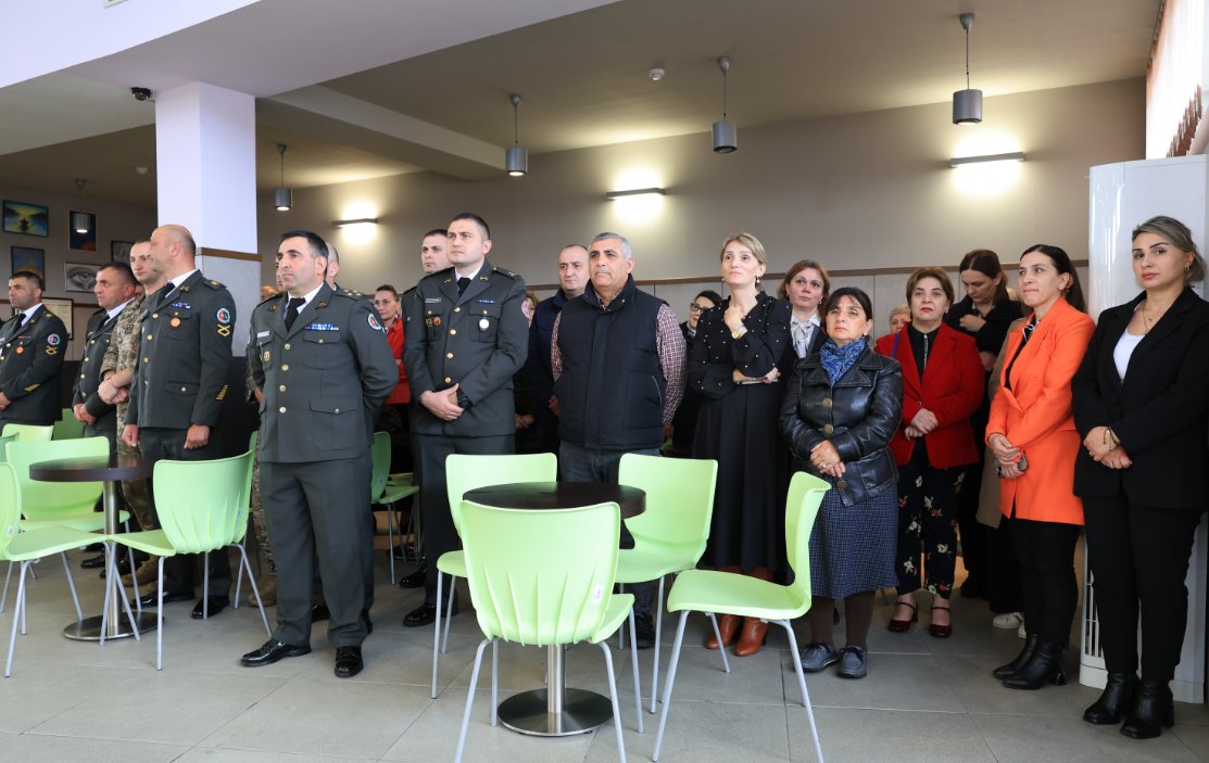 <p style="text-align: justify">ეროვნული თავდაცვის აკადემიაში თავდაცვის ძალების დღისადმი მიძღვნილი ღონისძიება გაიმართა. ღონისძიებაზე აკადემიის რექტორმა, ბრიგადის გენერალმა მამია ბალახაძემ სიტყვით მიმართა აკადემიის პირად შემადგენლობას და თავდაცვის ძალების დღე მიულოცა.</p><p style="text-align: justify">"მსურს მოგილოცოთ თავდაცვის ძალების დღე და მადლობა გადაგიხადოთ სამსახურისთვის. მადლობა მინდა გითხრათ იმ შრომისა და ძალისხმევისთვის, რასაც ჩვენ ყველანი ერთად ვეწევით ჩვენი სამშობლოს უკეთესი მომავლისათვის, მისი გამთლიანებისათვის.</p><p style="text-align: justify">ეროვნული თავდაცვის აკადემიის ხელმძღვანელობა მუდმივად არის ორიენტირებული სიახლეების დანერგვაზე ყველა მიმართულებით და თითოეული თქვენგანისთვის უკეთესი პირობების შექმნაზე.</p><p style="text-align: justify">მინდა მივესალმო ჩვენს დაჭრილ-დაშავებულ სამხედრო მოსამსახურეებს, რომლებმაც საკუთარი ჯანმრთელობა მსხვერპლად გაიღეს სამშობლოს სამსახურში. ქედს ვიხრი დაღუპული სამხედრო მოსამსახურეების ხსოვნის წინაშე და უდიდეს პატივისცემას გამოვხატავ მათი ოჯახების წინაშე.</p><p style="text-align: justify">გისურვებთ წარმატებებს ჩვენი ქვეყნის სამსახურში და კიდევ ერთხელ გილოცავთ თავდაცვის ძალების დღეს!", - განაცხადა ბალახაძემ.</p><p style="text-align: justify">აკადემიის ინსტიტუციონალურ განვითარებაში შეტანილი წვლილისათვის, დაკისრებული მოვალეობის კეთილსინდისიერად და მაღალხარისხოვნად შესრულებისათვის - ორი სამხედრო მოსამსახურე &nbsp;დაჯილდოვდა ცეცხლსასროლი იარაღით, &nbsp;ფასიანი საჩუქარი გადაეცათ ექვს სამხედრო მოსამსახურეს, სტატუეტებით "იუნკერი“ დაჯილდოვდა ორი სამოქალაქო პირი. დაკისრებული მოვალეობის კეთილსინდისიერად და მაღალხარისხოვნად შესრულებისთვის, აკადემიის რექტორის ბრძანებით "საპატიო სიგელი" გადაეცათ ათ სამხედრო მოსამსახურეს.</p>