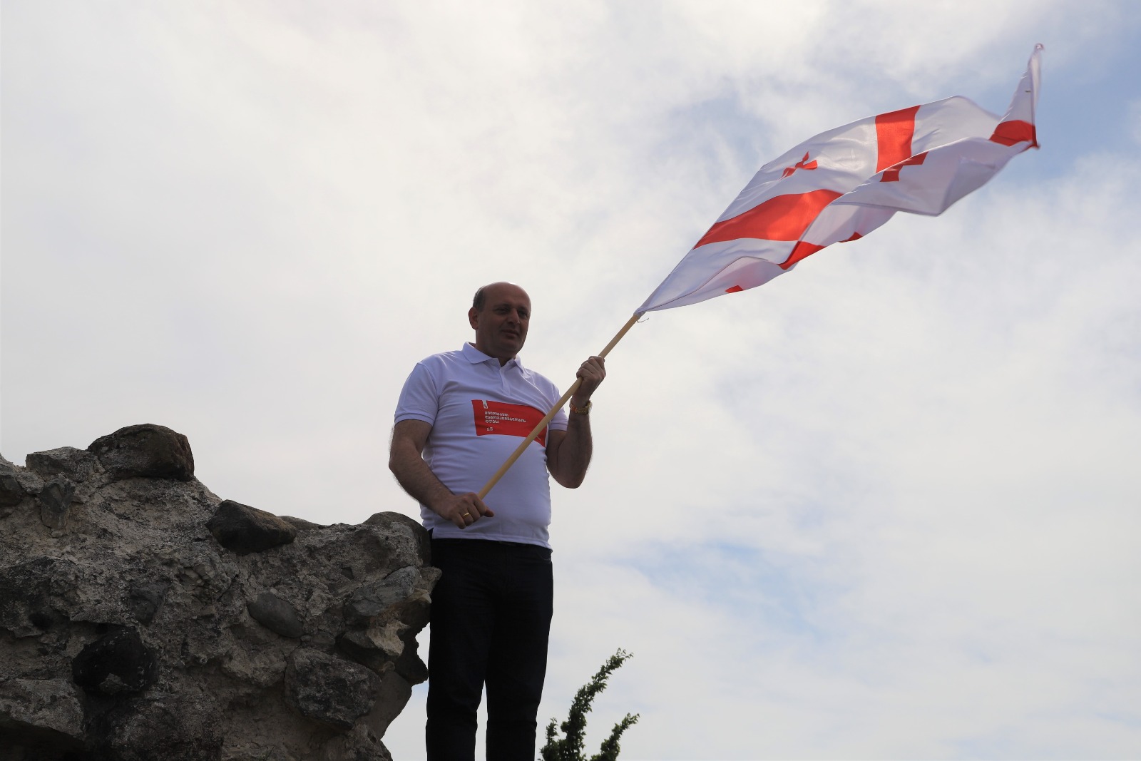 <p style="text-align: justify">თერჯოლის მუნიციპალიტეტში საქართველოს დამოუკიდებლობის დღისადმი მიძღვნილი სხვადასხვა სახის საზეიმო ღონისძიება გაიმართა.</p><p style="text-align: justify">ღონისძიებები სკანდის ისტორიულ ციხეზე საზეიმო მსვლელობით დაიწყო, სადაც სახელმწიფო დროშის აღმართვის ცერემონია გაიმართა;</p><p style="text-align: justify">საზეიმო მსვლელობის შემდეგ, თერჯოლის მუნიციპალიტეტის მერმა მანუჩარ რობაქიძემ, საკრებულოს თავმჯდომარესთან გიორგი ბარათაშვილთან ერთად გვირგვინით შეამკო გმირთა დიდების მემორიალი და დამოუკიდებლობის დღე მოსახლეობას პირადად მიულოცა.</p><p style="text-align: justify">ადგილობრივი ხელისუფლების წარმომადგენლებმა პატივი მიაგეს ეროვნული მოძრაობის ერთ-ერთი ლიდერის ვანო ხუხუნაიშვილის ხსოვნას და მისი საფლავი გვირგვინით შეამკეს.</p><p style="text-align: justify">თერჯოლაში ამ დღესთან დაკავშირებით,სხვადასხვა კულტურული და სპორტული აქტივობები მოეწყო. ლაშა გოგიაშვილის სახელობის სკვერში გაიმართა სამხატვრო სკოლის მოსწავლეთა ნახატებისა და ადგილობრივი რეწვის ოსტატების ნამუშევრების გამოფენა-გაყიდვა, აქვე განთავსდა ტურიზმის კუთხეც, სადაც თერჯოლის მუნიციპალიტეტში არსებული ყველა ღირსშესანიშნავი ადგილის ფოტო გამოიფინა. ჩატარდა "თავისუფალი თამაშების" ფინალი მინი ფეხბურთში, ჭიდაობის, ხრიდოლის და სამაგიდო თამაშების ტურნირები, გამოვლენილი გამარჯვებულები დაჯილდოვდნენ შესაბამისი პრიზებით.</p><p style="text-align: justify">დღესვე, თერჯოლის ამფითეატრში თემატური კონცერტი გაიმართა, სადაც მონაწილეობა მიიღეს ადგილობრივმა ანსამბლებმა.</p><p style="text-align: justify">დამოუკიდებლობის დღისადმი მიძღვნილ ღონისძიებებს მერის მოადგილეები და მერიის თანამშრომლები, საკრებულოს თავმჯდომარის მოადგილეები, დეპუტატები, საზოგადოების სხვადასხვა სფეროს წარმომადგენლები, ასევე მოქალაქეები შეუერთდნენ.</p><p style="text-align: justify">ღონისძიება მუნიციპალიტეტის მერიის განათლების, კულტურის, სპორტისა და ახალგაზრდულ საქმეთა სამსახურის ორგანიზებით ჩატარდა.</p>