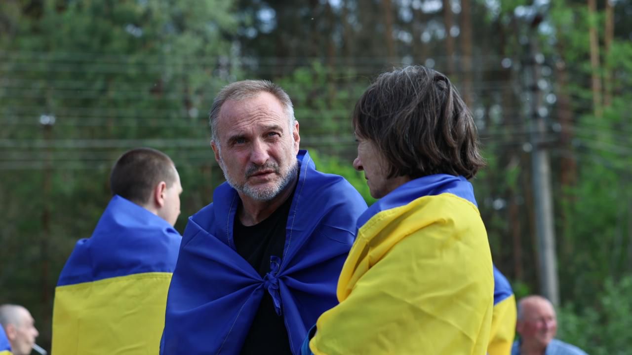 <p style="text-align: justify">უკრაინამ და რუსეთმა 1000 1000-ზე ფორმატის ფარგლებში ტყვეების გაცვლა დაიწყეს. პროცესი სამ დღეს გაგრძელდება.</p><p style="text-align: justify">უკრაინის პრეზიდენტმა ვოლოდიმირ ზელენსკიმ განაცხადა, რომ უკრაინამ და რუსეთმა ტყვეთა გაცვლის შეთანხმების პირველი ნაწილი შეასრულეს.</p><p style="text-align: justify">"ჩვენ ვაბრუნებთ ჩვენს ხალხს სახლში, დღეს 390 ადამიანი. შაბათს და კვირას ველოდებით, რომ გაცვლა გაგრძელდება“, - აღნიშნა მან.</p><p style="text-align: justify">უკრაინის პრეზიდენტმა მადლობა გადაუხადა ყველას, ვინც ეხმარება და მუშაობს 24 საათის განმავლობაში, რათა უკრაინელებმა შეძლონ სახლში დაბრუნება.</p><p style="text-align: justify">"ძალიან მნიშვნელოვანია ყველა ტყვედ მყოფი ადამიანის დაბრუნება. ჩვენ ვამოწმებთ ყველა სახელს, ინფორმაციას ყველა ადამიანის შესახებ. ჩვენ გავაგრძელებთ ჩვენს დიპლომატიურ მუშაობას, რათა ასეთი ნაბიჯები შესაძლებელი იყოს“, - განაცხადა ზელენსკიმ.</p><p style="text-align: justify">სამხედრო ტყვეებთან მოპყრობის საკოორდინაციო შტაბში განაცხადეს, რომ 270 სამხედრო მოსამსახურე და 120 მშვიდობიანი მოქალაქე სახლში დააბრუნეს.</p><p style="text-align: justify">"ესენი არიან უკრაინის შეიარაღებული ძალების, კერძოდ, საზღვაო ძალების, საჰაერო-სადესანტო ძალების, ტერიტორიული თავდაცვის ძალების, ასევე უკრაინის ეროვნული გვარდიისა და უკრაინის სახელმწიფო სასაზღვრო სამსახურის სამხედრო მოსამსახურეები“, - განაცხადეს საკოორდინაციო შტაბში.</p><p style="text-align: justify">განთავისუფლებული ჯარისკაცები იცავდნენ უკრაინის ტერიტორიას დონეცკის, ლუგანსკის, ხარკოვის, ზაპოროჟიესა და ხერსონის მიმართულებით, ასევე მონაწილეობდნენ ბრძოლებში ჩერნიგოვის, სუმისა და კიევის ოლქებში.</p><p style="text-align: justify">გათავისუფლებულთა შორის სამი ქალი და 387 მამაკაცია. თავის მხრივ, უკრაინის პრეზიდენტის ადმინისტრაციის ხელმძღვანელმა ანდრეი ერმაკმა განმარტა, რომ დღეს გათავისუფლებული დამცველების ნაწილი ტყვეობაში 2022 წლიდან იმყოფებოდა.</p><p style="text-align: justify">2025 წლის 16 მაისს, სტამბოლში, სამი წლის შემდეგ, უკრაინისა და რუსეთის დელეგაციების პირველი შეხვედრა გაიმართა. მოლაპარაკებების დროს მიღწეული იქნა შეთანხმება ტყვეთა გათავისუფლების შესახებ ფორმულით "1000 1000-ზე".</p><div class="iframe-wrapper"><iframe src="https://www.facebook.com/plugins/post.php?href=https%3A%2F%2Fwww.facebook.com%2Fzelenskyy.official%2Fposts%2Fpfbid0hAuhnatBKKMh1xtrJKpgMXShNggEAXfUpoRZUexHGfhY2zoTz9jSMqaYQ47C6WPjl&amp;show_text=true&amp;width=500" frameborder="0" allowfullscreen="true" width="500" height="793" title="Embedded content" allow="autoplay; clipboard-write; encrypted-media; picture-in-picture; web-share" scrolling="no" style="border:none;overflow:hidden"></iframe></div>