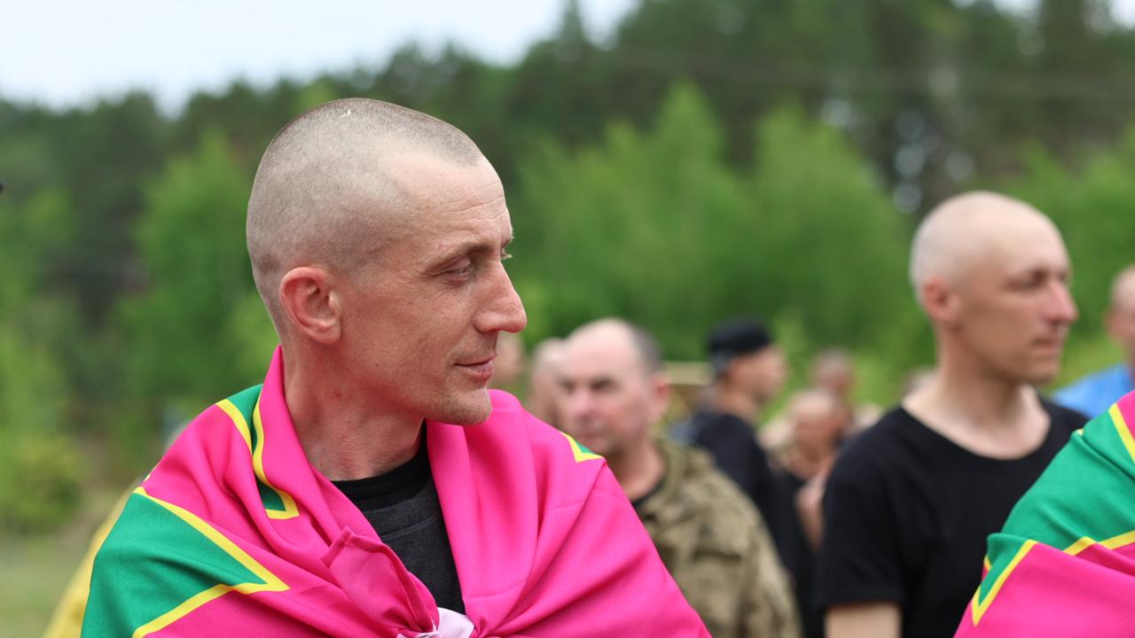 <p style="text-align: justify">რუსეთმა და უკრაინამ "1000 1000-ზე" ფორმატის ფარგლებში კიდევ 303-303 ტყვე გაცვალეს.</p><p style="text-align: justify">"კიდევ 303 უკრაინელი დამცველი სახლშია. თურქეთში შეთანხმებული "1000-1000-ზე" ფორმატის გაცვლის მესამე ნაწილი დასრულდა“, - განაცხადა უკრაინის პრეზიდენტმა ვოლოდიმირ ზელენსკიმ.</p><p style="text-align: justify">ამჯერად, გათავისუფლებულ ჯარისკაცებს შორის არიან უკრაინის შეიარაღებული ძალების, კერძოდ, საზღვაო ძალების, საჰაერო ძალების, საჰაერო სადესანტო-მოიერიშე ჯარების, ტერიტორიული თავდაცვის, ასევე უკრაინის ეროვნული გვარდიის, უკრაინის სახელმწიფო სასაზღვრო სამსახურისა და სახელმწიფო სპეციალური სატრანსპორტო სამსახურის წარმომადგენლები.</p><p style="text-align: justify">დღეს გათავისუფლებული 303 დამცველი მამაკაცია, რიგითი და სერჟანტი. ისინი იცავდნენ უკრაინას დონეცკისა და ლუგანსკის მიმართულებით, ზაპოროჟიესა და ხარკოვის ოლქებში, ხერსონის, სუმისა და ჩერნიგოვის ოლქებში.</p><p style="text-align: justify">ასევე დღეს სახლში მარიუპოლის 70 მცველი ბრუნდება.</p><p style="text-align: justify">2022 წლის მარტიდან მოყოლებული, საკოორდინაციო შტაბმა გაათავისუფლა უკრაინის 5,757 მოქალაქე. კიდევ 536 უკრაინელი დაბრუნდა გაცვლის გარეშე.</p><p style="text-align: justify">ტყვეების გაცვლის პირველი ეტაპი პარასკევს, 23 მაისს გაიმართა. უკრაინამ 390 ადამიანი დააბრუნა - 270 სამხედრო და 120 მშვიდობიანი მოქალაქე. ყოფილ სამხედრო ტყვეებს შორის არიან შეიარაღებული ძალების სხვადასხვა შტოს მებრძოლები, რომლებიც დონეცკის, ლუგანსკის, ხარკოვის და სხვა რაიონებში იბრძოდნენ. ზოგიერთი მათგანი ტყვეობაში 3 წელზე მეტი ხნის განმავლობაში იმყოფებოდა.</p><p style="text-align: justify">როგორც თავდაცვის მინისტრმა რუსტემ უმეროვმა განაცხადა, სიები ერთი კრიტერიუმის საფუძველზე შედგა: სიცოცხლის შენარჩუნება.</p><p style="text-align: justify">23 მაისს, უკრაინამ, რუსი სამხედრო ტყვეების გარდა, რუსეთს გადასცა მინიმუმ 70 კოლაბორატორი. მათ სანაცვლოდ, რუსულმა მხარემ გაათავისუფლა მშვიდობიანი მოქალაქე მძევლები.</p><p style="text-align: justify">შაბათს, 24 მაისს, კიდევ 307 უკრაინელი დამცველი დაბრუნდა. მათ შორის არიან საჰაერო-სადესანტო თავდასხმის ჯარების, უპილოტო სისტემების ძალების, საზღვაო ძალების, ტერიტორიული თავდაცვის ძალების, სასაზღვრო დაცვის და ეროვნული გვარდიის მებრძოლები. ყველაზე ახალგაზრდა 25 წლისაა, ყველაზე უფროსი კი 61 წლის. მათ შორის არიან დაჭრილები და ავადმყოფები.</p><p style="text-align: justify">გარდა ამისა, პირველად გახდა შესაძლებელი პატიმრების დაბრუნება ცალკეული დანაყოფებიდან და სამხედრო ნაწილებიდან. ასევე მარიუპოლის 27 დამცველი გაათავისუფლეს.</p>