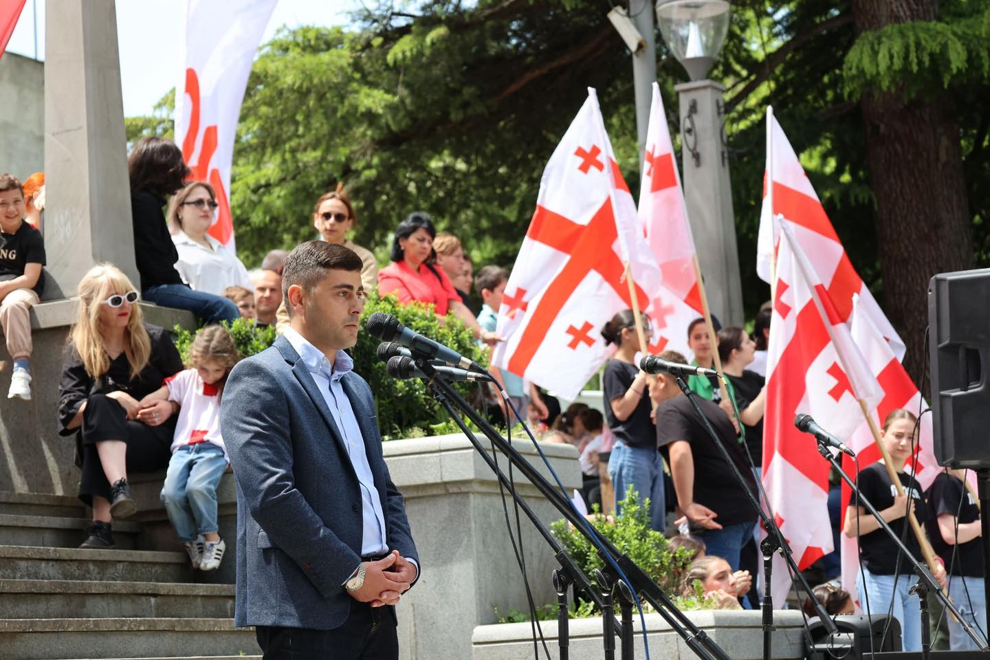 <p style="text-align: justify">ბორჯომში საქართველოს დამოუკიდებლობის დღე აღინიშნა.</p><p style="text-align: justify">მაყურებლის წინაშე ადგილობრივი ვოკალური და ქორეოგრაფიული ანსამბლები წარდგნენ.</p><p style="text-align: justify">26 მაისი მოსახლეობას დეკანოზმა იოანემ (ხეცურიანი), საკრებულოს თავმჯდომარემ დავით ზაალიშვილმა და მერის მოადგილემ გიორგი ტაბატაძემ მიულოცეს.</p><p style="text-align: justify">ღონისძიებას ადგილობრივი თვითმმართველობის წარმომადგენლები და მოქალაქეები ესწრებოდნენ.</p><div class="iframe-wrapper"><iframe src="https://www.facebook.com/plugins/post.php?href=https%3A%2F%2Fwww.facebook.com%2Fpermalink.php%3Fstory_fbid%3Dpfbid02FdUWK7ZbupTW3FthHytXbz8ZC3vvccBy46vkHJfsPXMioCUV2AYoTjEvJbDJzTK4l%26id%3D100067222093058&show_text=true&width=500" frameborder="0" allowfullscreen="true" width="500" height="754" title="Embedded content" allow="autoplay; clipboard-write; encrypted-media; picture-in-picture; web-share" scrolling="no" style="border:none;overflow:hidden"></iframe></div>