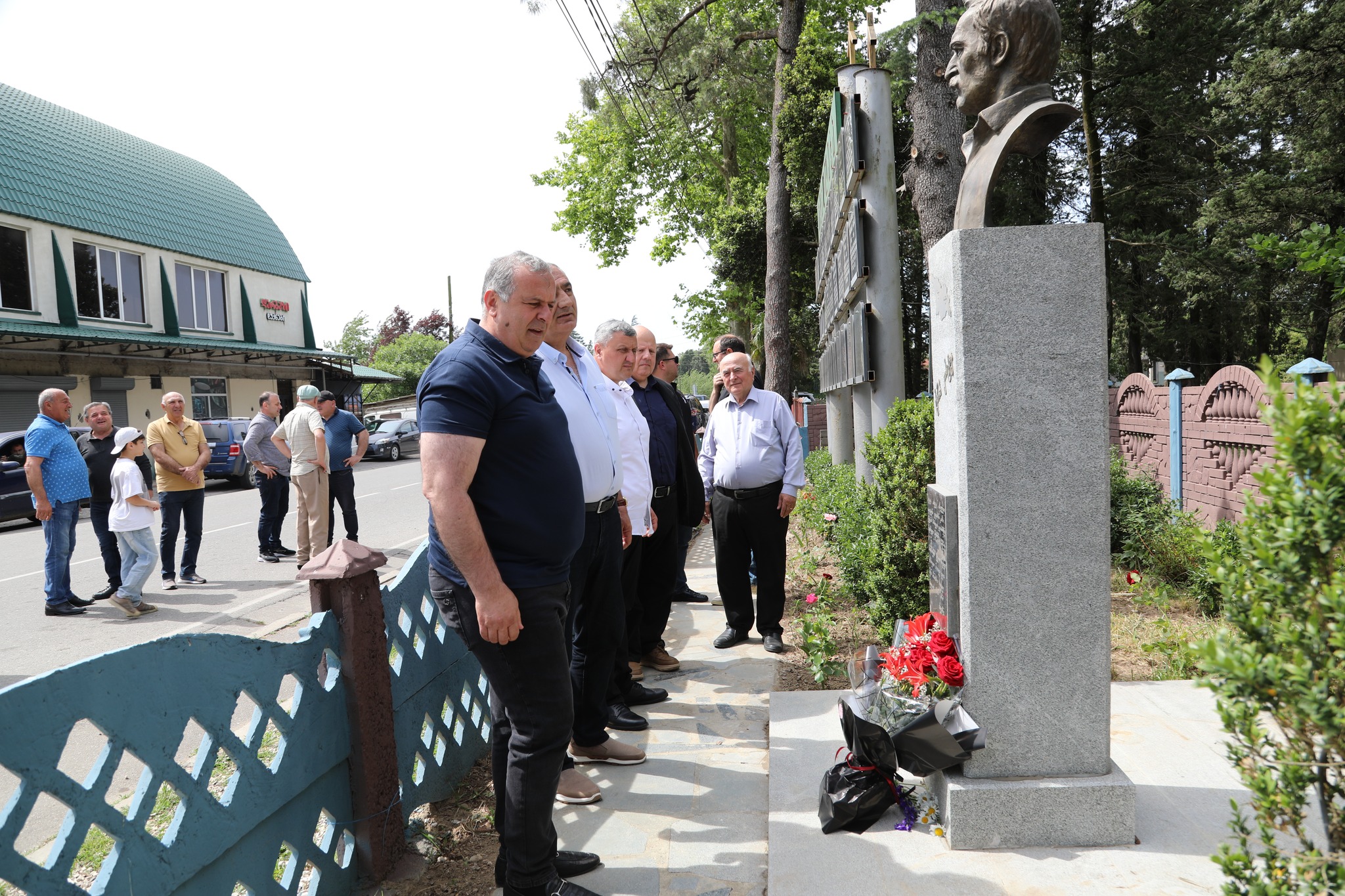 <p style="text-align: justify">წყალტუბოში საქართველოს დამოუკიდებლობის დღე საზეიმოდ აღინიშნა. </p><p style="text-align: justify">მუნიციპალიტეტის მერმა გენადი ბალანჩივაძემ და საკრებულოს თავმჯდომარემ თეიმურაზ ჭეიშვილმა, ადგილობრივი თვითმმართველობის წარმომადგენლებთან ერთად, საქართველოს ტერიტორიული მთლიანობისთვის დაღუპულთა მემორიალი გვირგვინით შეამკეს. ახალგაზრდებმა წარმოადგინეს ლიტერატურული კომპოზიცია "მე ქართველი ვარ.“ მოეწყო თემატური გამოფენა.</p><p style="text-align: justify">"გილოცავთ საქართველოს დამოუკიდებლობის დღეს. ეს დღე გვახსენებს წარსულს, დაგროვილ გამოცდილებასა და იმ ღირებულებებს, რომლებიც დღესაც გვაერთიანებს. მნიშვნელოვანია, რომ პასუხისმგებლობით გავაგრძელოთ ქვეყნის განვითარება და მშვიდობის შენარჩუნება“, - განაცხადა გენადი ბალანჩივაძემ.</p><p style="text-align: justify">დღესვე, ადგილობრივი ხელისუფლების წარმომადგენლებმა სოფელ მაღლაკში გვირგვინით შეამკეს ეროვნული გმირის მერაბ კოსტავას ბიუსტი.</p><p style="text-align: justify">საქართველოს დამოუკიდებლობის დღისადმი მიძღვნილი ღონისძიებები ფოლკლორულ-ქორეოგრაფიული ანსამბლების: „ივერიისა“ და „ნადურის“ საზეიმო კონცერტით დასრულდება.<br> </p>