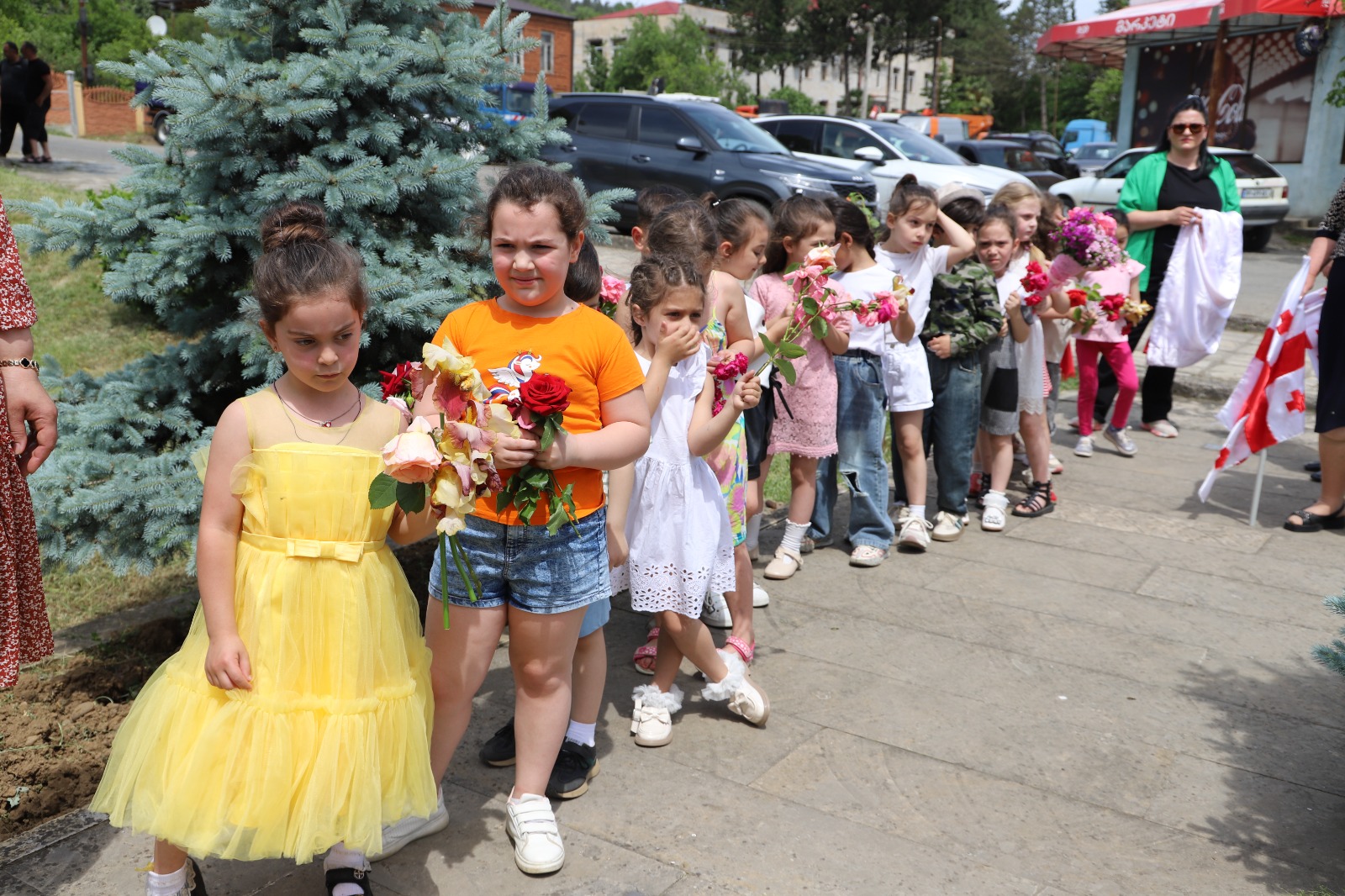 <p style="text-align: justify">თერჯოლის მუნიციპალიტეტში საქართველოს დამოუკიდებლობის დღისადმი მიძღვნილი სხვადასხვა სახის საზეიმო ღონისძიება გაიმართა.</p><p style="text-align: justify">ღონისძიებები სკანდის ისტორიულ ციხეზე საზეიმო მსვლელობით დაიწყო, სადაც სახელმწიფო დროშის აღმართვის ცერემონია გაიმართა;</p><p style="text-align: justify">საზეიმო მსვლელობის შემდეგ, თერჯოლის მუნიციპალიტეტის მერმა მანუჩარ რობაქიძემ, საკრებულოს თავმჯდომარესთან გიორგი ბარათაშვილთან ერთად გვირგვინით შეამკო გმირთა დიდების მემორიალი და დამოუკიდებლობის დღე მოსახლეობას პირადად მიულოცა.</p><p style="text-align: justify">ადგილობრივი ხელისუფლების წარმომადგენლებმა პატივი მიაგეს ეროვნული მოძრაობის ერთ-ერთი ლიდერის ვანო ხუხუნაიშვილის ხსოვნას და მისი საფლავი გვირგვინით შეამკეს.</p><p style="text-align: justify">თერჯოლაში ამ დღესთან დაკავშირებით,სხვადასხვა კულტურული და სპორტული აქტივობები მოეწყო. ლაშა გოგიაშვილის სახელობის სკვერში გაიმართა სამხატვრო სკოლის მოსწავლეთა ნახატებისა და ადგილობრივი რეწვის ოსტატების ნამუშევრების გამოფენა-გაყიდვა, აქვე განთავსდა ტურიზმის კუთხეც, სადაც თერჯოლის მუნიციპალიტეტში არსებული ყველა ღირსშესანიშნავი ადგილის ფოტო გამოიფინა. ჩატარდა "თავისუფალი თამაშების" ფინალი მინი ფეხბურთში, ჭიდაობის, ხრიდოლის და სამაგიდო თამაშების ტურნირები, გამოვლენილი გამარჯვებულები დაჯილდოვდნენ შესაბამისი პრიზებით.</p><p style="text-align: justify">დღესვე, თერჯოლის ამფითეატრში თემატური კონცერტი გაიმართა, სადაც მონაწილეობა მიიღეს ადგილობრივმა ანსამბლებმა.</p><p style="text-align: justify">დამოუკიდებლობის დღისადმი მიძღვნილ ღონისძიებებს მერის მოადგილეები და მერიის თანამშრომლები, საკრებულოს თავმჯდომარის მოადგილეები, დეპუტატები, საზოგადოების სხვადასხვა სფეროს წარმომადგენლები, ასევე მოქალაქეები შეუერთდნენ.</p><p style="text-align: justify">ღონისძიება მუნიციპალიტეტის მერიის განათლების, კულტურის, სპორტისა და ახალგაზრდულ საქმეთა სამსახურის ორგანიზებით ჩატარდა.</p>