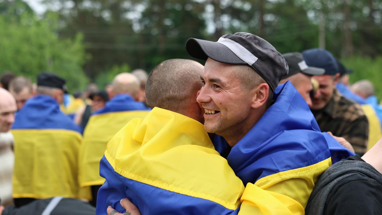 <p style="text-align: justify">რუსეთმა და უკრაინამ "1000 1000-ზე" ფორმატის ფარგლებში კიდევ 303-303 ტყვე გაცვალეს.</p><p style="text-align: justify">"კიდევ 303 უკრაინელი დამცველი სახლშია. თურქეთში შეთანხმებული "1000-1000-ზე" ფორმატის გაცვლის მესამე ნაწილი დასრულდა“, - განაცხადა უკრაინის პრეზიდენტმა ვოლოდიმირ ზელენსკიმ.</p><p style="text-align: justify">ამჯერად, გათავისუფლებულ ჯარისკაცებს შორის არიან უკრაინის შეიარაღებული ძალების, კერძოდ, საზღვაო ძალების, საჰაერო ძალების, საჰაერო სადესანტო-მოიერიშე ჯარების, ტერიტორიული თავდაცვის, ასევე უკრაინის ეროვნული გვარდიის, უკრაინის სახელმწიფო სასაზღვრო სამსახურისა და სახელმწიფო სპეციალური სატრანსპორტო სამსახურის წარმომადგენლები.</p><p style="text-align: justify">დღეს გათავისუფლებული 303 დამცველი მამაკაცია, რიგითი და სერჟანტი. ისინი იცავდნენ უკრაინას დონეცკისა და ლუგანსკის მიმართულებით, ზაპოროჟიესა და ხარკოვის ოლქებში, ხერსონის, სუმისა და ჩერნიგოვის ოლქებში.</p><p style="text-align: justify">ასევე დღეს სახლში მარიუპოლის 70 მცველი ბრუნდება.</p><p style="text-align: justify">2022 წლის მარტიდან მოყოლებული, საკოორდინაციო შტაბმა გაათავისუფლა უკრაინის 5,757 მოქალაქე. კიდევ 536 უკრაინელი დაბრუნდა გაცვლის გარეშე.</p><p style="text-align: justify">ტყვეების გაცვლის პირველი ეტაპი პარასკევს, 23 მაისს გაიმართა. უკრაინამ 390 ადამიანი დააბრუნა - 270 სამხედრო და 120 მშვიდობიანი მოქალაქე. ყოფილ სამხედრო ტყვეებს შორის არიან შეიარაღებული ძალების სხვადასხვა შტოს მებრძოლები, რომლებიც დონეცკის, ლუგანსკის, ხარკოვის და სხვა რაიონებში იბრძოდნენ. ზოგიერთი მათგანი ტყვეობაში 3 წელზე მეტი ხნის განმავლობაში იმყოფებოდა.</p><p style="text-align: justify">როგორც თავდაცვის მინისტრმა რუსტემ უმეროვმა განაცხადა, სიები ერთი კრიტერიუმის საფუძველზე შედგა: სიცოცხლის შენარჩუნება.</p><p style="text-align: justify">23 მაისს, უკრაინამ, რუსი სამხედრო ტყვეების გარდა, რუსეთს გადასცა მინიმუმ 70 კოლაბორატორი. მათ სანაცვლოდ, რუსულმა მხარემ გაათავისუფლა მშვიდობიანი მოქალაქე მძევლები.</p><p style="text-align: justify">შაბათს, 24 მაისს, კიდევ 307 უკრაინელი დამცველი დაბრუნდა. მათ შორის არიან საჰაერო-სადესანტო თავდასხმის ჯარების, უპილოტო სისტემების ძალების, საზღვაო ძალების, ტერიტორიული თავდაცვის ძალების, სასაზღვრო დაცვის და ეროვნული გვარდიის მებრძოლები. ყველაზე ახალგაზრდა 25 წლისაა, ყველაზე უფროსი კი 61 წლის. მათ შორის არიან დაჭრილები და ავადმყოფები.</p><p style="text-align: justify">გარდა ამისა, პირველად გახდა შესაძლებელი პატიმრების დაბრუნება ცალკეული დანაყოფებიდან და სამხედრო ნაწილებიდან. ასევე მარიუპოლის 27 დამცველი გაათავისუფლეს.</p>