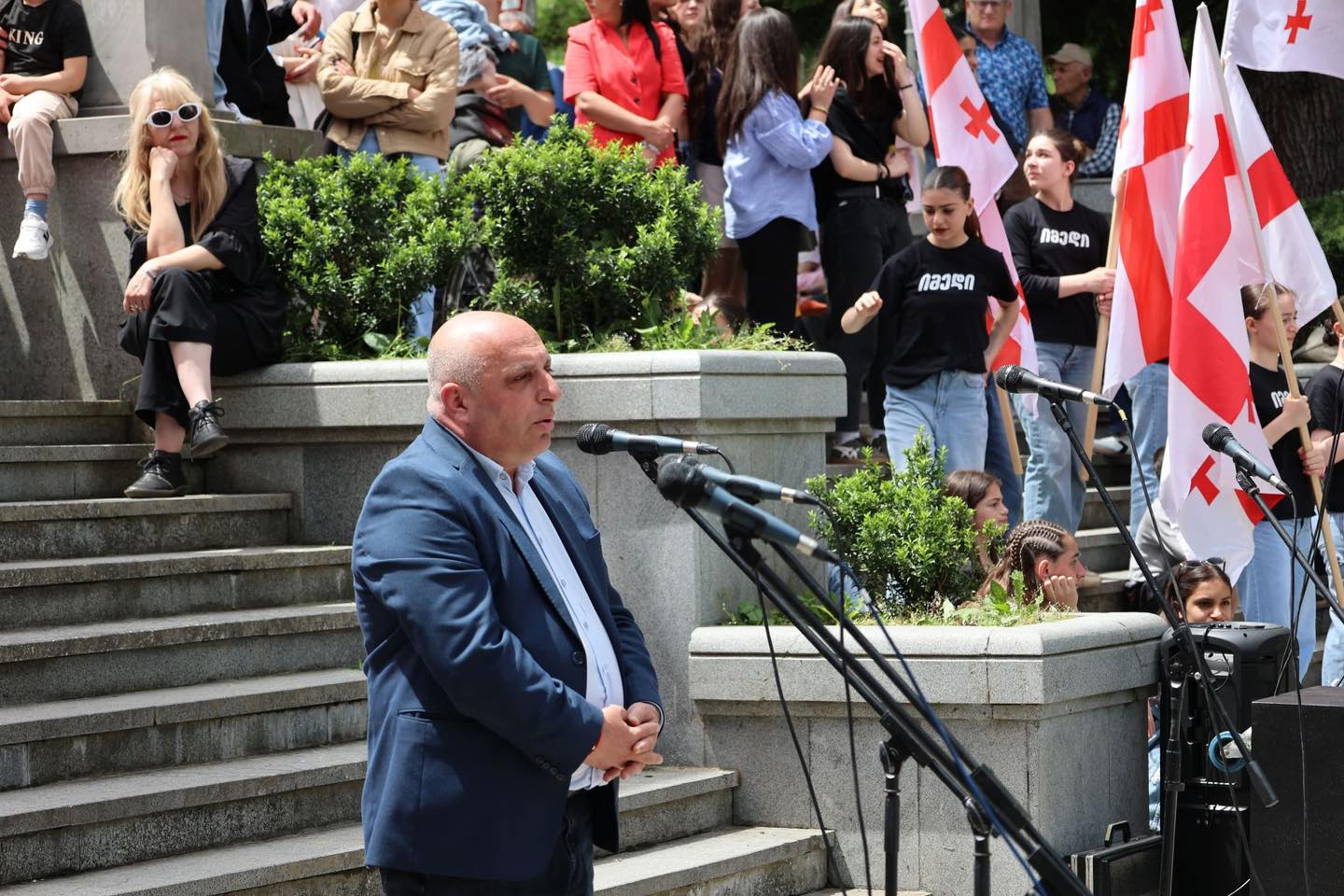 <p style="text-align: justify">ბორჯომში საქართველოს დამოუკიდებლობის დღე აღინიშნა.</p><p style="text-align: justify">მაყურებლის წინაშე ადგილობრივი ვოკალური და ქორეოგრაფიული ანსამბლები წარდგნენ.</p><p style="text-align: justify">26 მაისი მოსახლეობას დეკანოზმა იოანემ (ხეცურიანი), საკრებულოს თავმჯდომარემ დავით ზაალიშვილმა და მერის მოადგილემ გიორგი ტაბატაძემ მიულოცეს.</p><p style="text-align: justify">ღონისძიებას ადგილობრივი თვითმმართველობის წარმომადგენლები და მოქალაქეები ესწრებოდნენ.</p><div class="iframe-wrapper"><iframe src="https://www.facebook.com/plugins/post.php?href=https%3A%2F%2Fwww.facebook.com%2Fpermalink.php%3Fstory_fbid%3Dpfbid02FdUWK7ZbupTW3FthHytXbz8ZC3vvccBy46vkHJfsPXMioCUV2AYoTjEvJbDJzTK4l%26id%3D100067222093058&show_text=true&width=500" frameborder="0" allowfullscreen="true" width="500" height="754" title="Embedded content" allow="autoplay; clipboard-write; encrypted-media; picture-in-picture; web-share" scrolling="no" style="border:none;overflow:hidden"></iframe></div>