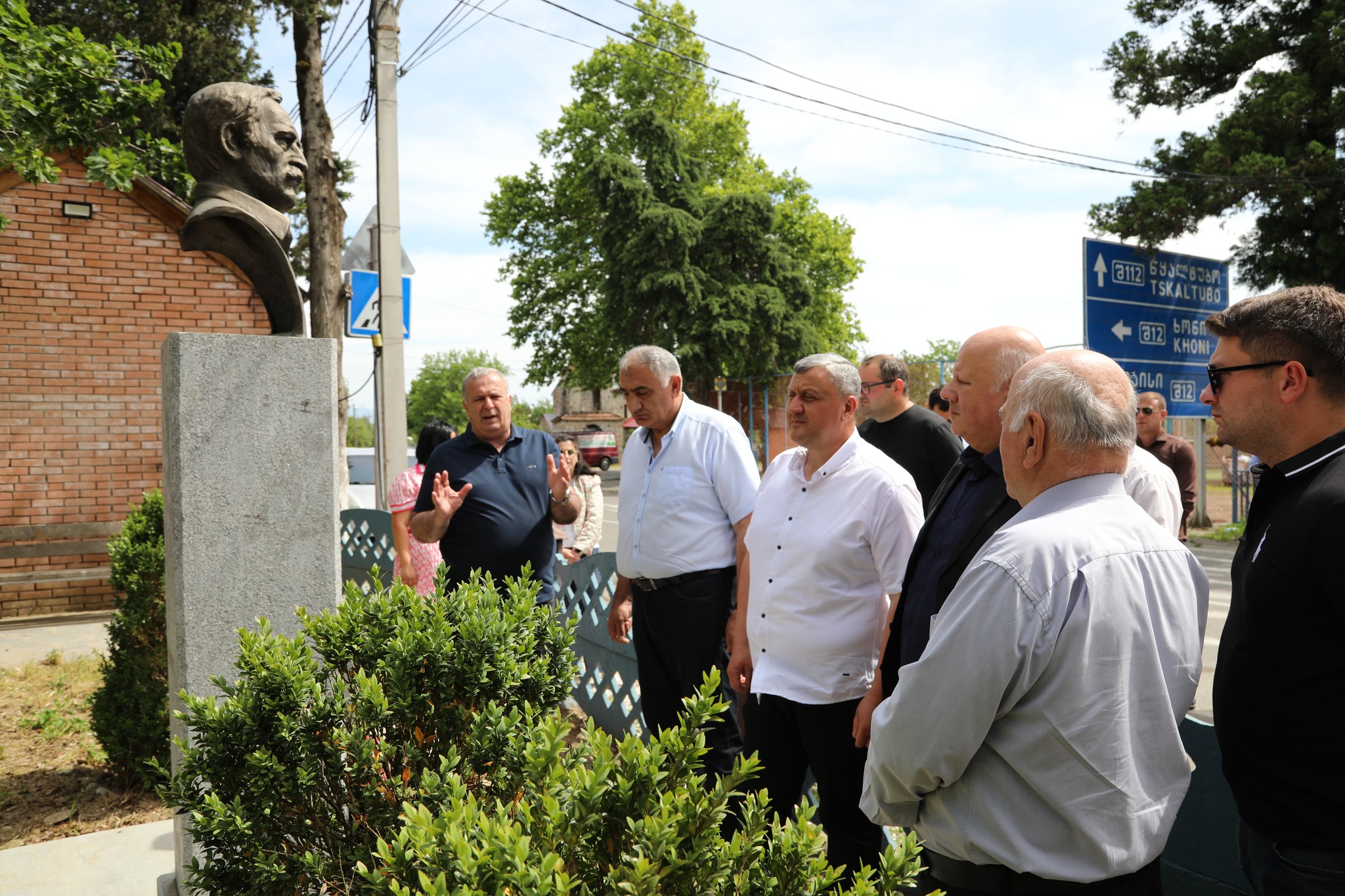 <p style="text-align: justify">წყალტუბოში საქართველოს დამოუკიდებლობის დღე საზეიმოდ აღინიშნა. </p><p style="text-align: justify">მუნიციპალიტეტის მერმა გენადი ბალანჩივაძემ და საკრებულოს თავმჯდომარემ თეიმურაზ ჭეიშვილმა, ადგილობრივი თვითმმართველობის წარმომადგენლებთან ერთად, საქართველოს ტერიტორიული მთლიანობისთვის დაღუპულთა მემორიალი გვირგვინით შეამკეს. ახალგაზრდებმა წარმოადგინეს ლიტერატურული კომპოზიცია "მე ქართველი ვარ.“ მოეწყო თემატური გამოფენა.</p><p style="text-align: justify">"გილოცავთ საქართველოს დამოუკიდებლობის დღეს. ეს დღე გვახსენებს წარსულს, დაგროვილ გამოცდილებასა და იმ ღირებულებებს, რომლებიც დღესაც გვაერთიანებს. მნიშვნელოვანია, რომ პასუხისმგებლობით გავაგრძელოთ ქვეყნის განვითარება და მშვიდობის შენარჩუნება“, - განაცხადა გენადი ბალანჩივაძემ.</p><p style="text-align: justify">დღესვე, ადგილობრივი ხელისუფლების წარმომადგენლებმა სოფელ მაღლაკში გვირგვინით შეამკეს ეროვნული გმირის მერაბ კოსტავას ბიუსტი.</p><p style="text-align: justify">საქართველოს დამოუკიდებლობის დღისადმი მიძღვნილი ღონისძიებები ფოლკლორულ-ქორეოგრაფიული ანსამბლების: „ივერიისა“ და „ნადურის“ საზეიმო კონცერტით დასრულდება.<br> </p>