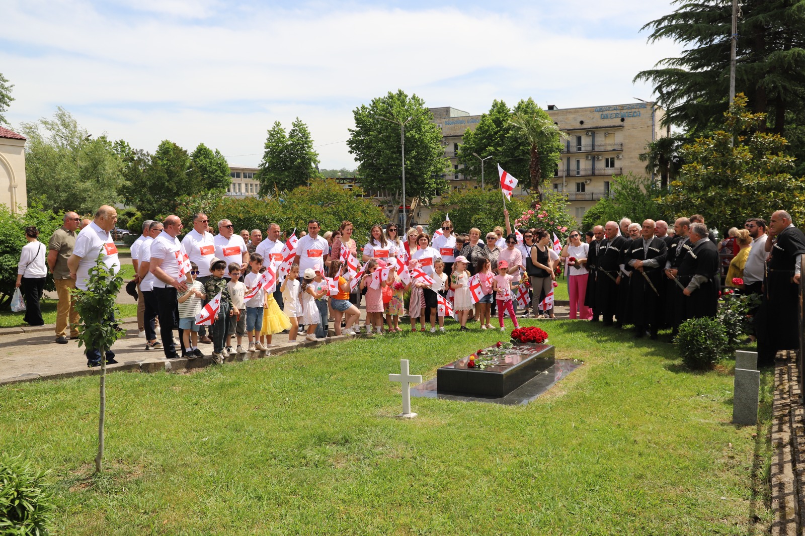 <p style="text-align: justify">თერჯოლის მუნიციპალიტეტში საქართველოს დამოუკიდებლობის დღისადმი მიძღვნილი სხვადასხვა სახის საზეიმო ღონისძიება გაიმართა.</p><p style="text-align: justify">ღონისძიებები სკანდის ისტორიულ ციხეზე საზეიმო მსვლელობით დაიწყო, სადაც სახელმწიფო დროშის აღმართვის ცერემონია გაიმართა;</p><p style="text-align: justify">საზეიმო მსვლელობის შემდეგ, თერჯოლის მუნიციპალიტეტის მერმა მანუჩარ რობაქიძემ, საკრებულოს თავმჯდომარესთან გიორგი ბარათაშვილთან ერთად გვირგვინით შეამკო გმირთა დიდების მემორიალი და დამოუკიდებლობის დღე მოსახლეობას პირადად მიულოცა.</p><p style="text-align: justify">ადგილობრივი ხელისუფლების წარმომადგენლებმა პატივი მიაგეს ეროვნული მოძრაობის ერთ-ერთი ლიდერის ვანო ხუხუნაიშვილის ხსოვნას და მისი საფლავი გვირგვინით შეამკეს.</p><p style="text-align: justify">თერჯოლაში ამ დღესთან დაკავშირებით,სხვადასხვა კულტურული და სპორტული აქტივობები მოეწყო. ლაშა გოგიაშვილის სახელობის სკვერში გაიმართა სამხატვრო სკოლის მოსწავლეთა ნახატებისა და ადგილობრივი რეწვის ოსტატების ნამუშევრების გამოფენა-გაყიდვა, აქვე განთავსდა ტურიზმის კუთხეც, სადაც თერჯოლის მუნიციპალიტეტში არსებული ყველა ღირსშესანიშნავი ადგილის ფოტო გამოიფინა. ჩატარდა "თავისუფალი თამაშების" ფინალი მინი ფეხბურთში, ჭიდაობის, ხრიდოლის და სამაგიდო თამაშების ტურნირები, გამოვლენილი გამარჯვებულები დაჯილდოვდნენ შესაბამისი პრიზებით.</p><p style="text-align: justify">დღესვე, თერჯოლის ამფითეატრში თემატური კონცერტი გაიმართა, სადაც მონაწილეობა მიიღეს ადგილობრივმა ანსამბლებმა.</p><p style="text-align: justify">დამოუკიდებლობის დღისადმი მიძღვნილ ღონისძიებებს მერის მოადგილეები და მერიის თანამშრომლები, საკრებულოს თავმჯდომარის მოადგილეები, დეპუტატები, საზოგადოების სხვადასხვა სფეროს წარმომადგენლები, ასევე მოქალაქეები შეუერთდნენ.</p><p style="text-align: justify">ღონისძიება მუნიციპალიტეტის მერიის განათლების, კულტურის, სპორტისა და ახალგაზრდულ საქმეთა სამსახურის ორგანიზებით ჩატარდა.</p>