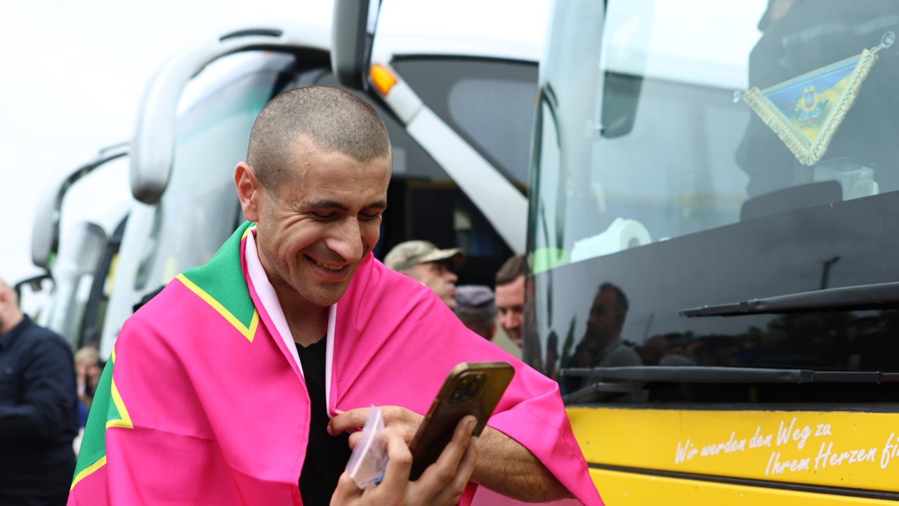 <p style="text-align: justify">რუსეთმა და უკრაინამ "1000 1000-ზე" ფორმატის ფარგლებში კიდევ 303-303 ტყვე გაცვალეს.</p><p style="text-align: justify">"კიდევ 303 უკრაინელი დამცველი სახლშია. თურქეთში შეთანხმებული "1000-1000-ზე" ფორმატის გაცვლის მესამე ნაწილი დასრულდა“, - განაცხადა უკრაინის პრეზიდენტმა ვოლოდიმირ ზელენსკიმ.</p><p style="text-align: justify">ამჯერად, გათავისუფლებულ ჯარისკაცებს შორის არიან უკრაინის შეიარაღებული ძალების, კერძოდ, საზღვაო ძალების, საჰაერო ძალების, საჰაერო სადესანტო-მოიერიშე ჯარების, ტერიტორიული თავდაცვის, ასევე უკრაინის ეროვნული გვარდიის, უკრაინის სახელმწიფო სასაზღვრო სამსახურისა და სახელმწიფო სპეციალური სატრანსპორტო სამსახურის წარმომადგენლები.</p><p style="text-align: justify">დღეს გათავისუფლებული 303 დამცველი მამაკაცია, რიგითი და სერჟანტი. ისინი იცავდნენ უკრაინას დონეცკისა და ლუგანსკის მიმართულებით, ზაპოროჟიესა და ხარკოვის ოლქებში, ხერსონის, სუმისა და ჩერნიგოვის ოლქებში.</p><p style="text-align: justify">ასევე დღეს სახლში მარიუპოლის 70 მცველი ბრუნდება.</p><p style="text-align: justify">2022 წლის მარტიდან მოყოლებული, საკოორდინაციო შტაბმა გაათავისუფლა უკრაინის 5,757 მოქალაქე. კიდევ 536 უკრაინელი დაბრუნდა გაცვლის გარეშე.</p><p style="text-align: justify">ტყვეების გაცვლის პირველი ეტაპი პარასკევს, 23 მაისს გაიმართა. უკრაინამ 390 ადამიანი დააბრუნა - 270 სამხედრო და 120 მშვიდობიანი მოქალაქე. ყოფილ სამხედრო ტყვეებს შორის არიან შეიარაღებული ძალების სხვადასხვა შტოს მებრძოლები, რომლებიც დონეცკის, ლუგანსკის, ხარკოვის და სხვა რაიონებში იბრძოდნენ. ზოგიერთი მათგანი ტყვეობაში 3 წელზე მეტი ხნის განმავლობაში იმყოფებოდა.</p><p style="text-align: justify">როგორც თავდაცვის მინისტრმა რუსტემ უმეროვმა განაცხადა, სიები ერთი კრიტერიუმის საფუძველზე შედგა: სიცოცხლის შენარჩუნება.</p><p style="text-align: justify">23 მაისს, უკრაინამ, რუსი სამხედრო ტყვეების გარდა, რუსეთს გადასცა მინიმუმ 70 კოლაბორატორი. მათ სანაცვლოდ, რუსულმა მხარემ გაათავისუფლა მშვიდობიანი მოქალაქე მძევლები.</p><p style="text-align: justify">შაბათს, 24 მაისს, კიდევ 307 უკრაინელი დამცველი დაბრუნდა. მათ შორის არიან საჰაერო-სადესანტო თავდასხმის ჯარების, უპილოტო სისტემების ძალების, საზღვაო ძალების, ტერიტორიული თავდაცვის ძალების, სასაზღვრო დაცვის და ეროვნული გვარდიის მებრძოლები. ყველაზე ახალგაზრდა 25 წლისაა, ყველაზე უფროსი კი 61 წლის. მათ შორის არიან დაჭრილები და ავადმყოფები.</p><p style="text-align: justify">გარდა ამისა, პირველად გახდა შესაძლებელი პატიმრების დაბრუნება ცალკეული დანაყოფებიდან და სამხედრო ნაწილებიდან. ასევე მარიუპოლის 27 დამცველი გაათავისუფლეს.</p>