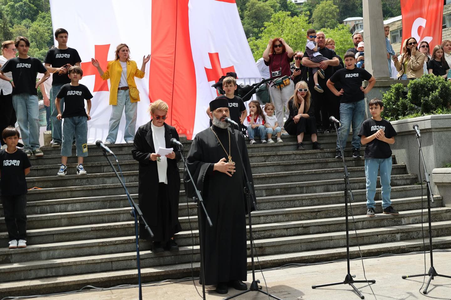 <p style="text-align: justify">ბორჯომში საქართველოს დამოუკიდებლობის დღე აღინიშნა.</p><p style="text-align: justify">მაყურებლის წინაშე ადგილობრივი ვოკალური და ქორეოგრაფიული ანსამბლები წარდგნენ.</p><p style="text-align: justify">26 მაისი მოსახლეობას დეკანოზმა იოანემ (ხეცურიანი), საკრებულოს თავმჯდომარემ დავით ზაალიშვილმა და მერის მოადგილემ გიორგი ტაბატაძემ მიულოცეს.</p><p style="text-align: justify">ღონისძიებას ადგილობრივი თვითმმართველობის წარმომადგენლები და მოქალაქეები ესწრებოდნენ.</p><div class="iframe-wrapper"><iframe src="https://www.facebook.com/plugins/post.php?href=https%3A%2F%2Fwww.facebook.com%2Fpermalink.php%3Fstory_fbid%3Dpfbid02FdUWK7ZbupTW3FthHytXbz8ZC3vvccBy46vkHJfsPXMioCUV2AYoTjEvJbDJzTK4l%26id%3D100067222093058&show_text=true&width=500" frameborder="0" allowfullscreen="true" width="500" height="754" title="Embedded content" allow="autoplay; clipboard-write; encrypted-media; picture-in-picture; web-share" scrolling="no" style="border:none;overflow:hidden"></iframe></div>