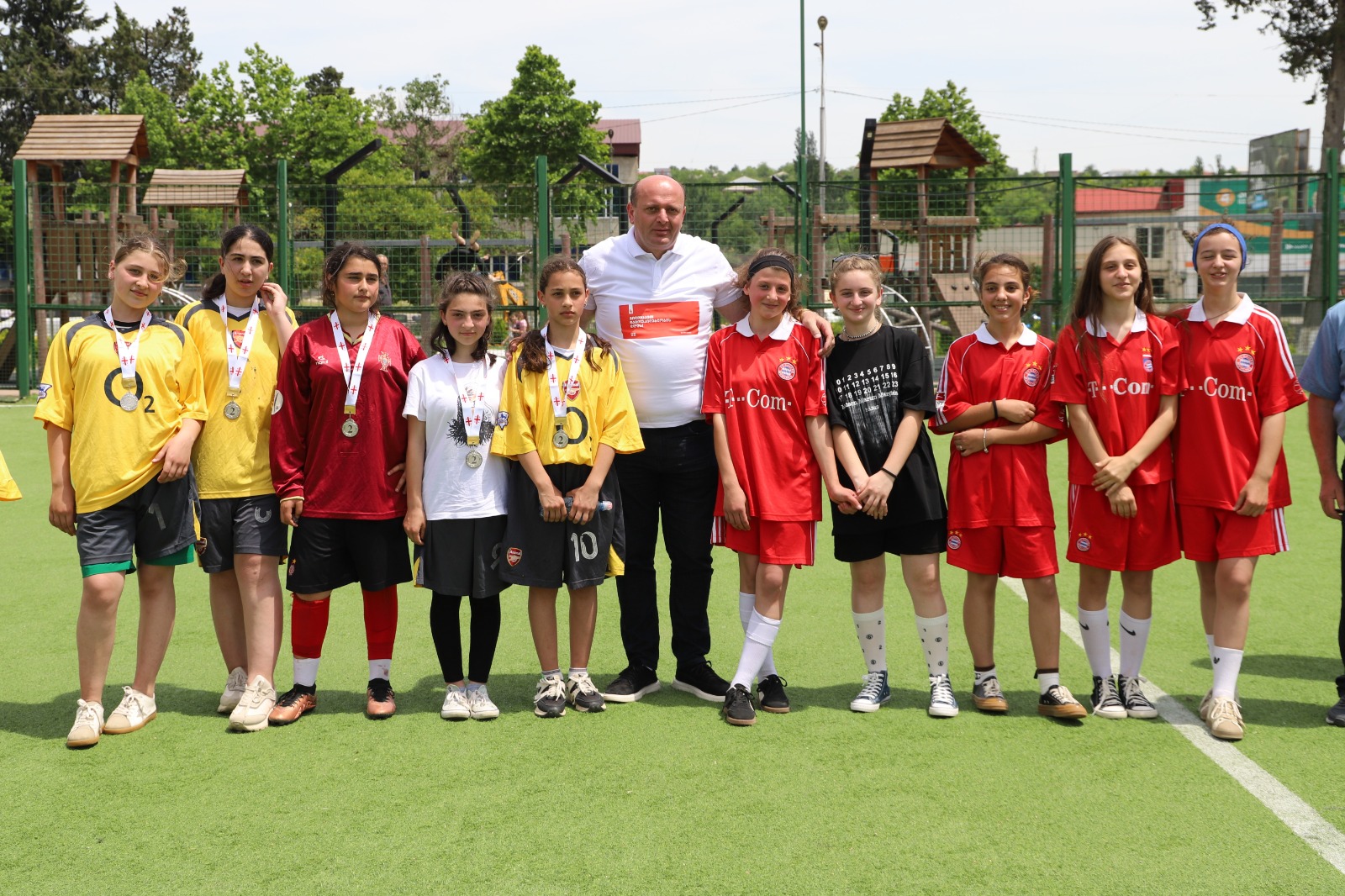 <p style="text-align: justify">თერჯოლის მუნიციპალიტეტში საქართველოს დამოუკიდებლობის დღისადმი მიძღვნილი სხვადასხვა სახის საზეიმო ღონისძიება გაიმართა.</p><p style="text-align: justify">ღონისძიებები სკანდის ისტორიულ ციხეზე საზეიმო მსვლელობით დაიწყო, სადაც სახელმწიფო დროშის აღმართვის ცერემონია გაიმართა;</p><p style="text-align: justify">საზეიმო მსვლელობის შემდეგ, თერჯოლის მუნიციპალიტეტის მერმა მანუჩარ რობაქიძემ, საკრებულოს თავმჯდომარესთან გიორგი ბარათაშვილთან ერთად გვირგვინით შეამკო გმირთა დიდების მემორიალი და დამოუკიდებლობის დღე მოსახლეობას პირადად მიულოცა.</p><p style="text-align: justify">ადგილობრივი ხელისუფლების წარმომადგენლებმა პატივი მიაგეს ეროვნული მოძრაობის ერთ-ერთი ლიდერის ვანო ხუხუნაიშვილის ხსოვნას და მისი საფლავი გვირგვინით შეამკეს.</p><p style="text-align: justify">თერჯოლაში ამ დღესთან დაკავშირებით,სხვადასხვა კულტურული და სპორტული აქტივობები მოეწყო. ლაშა გოგიაშვილის სახელობის სკვერში გაიმართა სამხატვრო სკოლის მოსწავლეთა ნახატებისა და ადგილობრივი რეწვის ოსტატების ნამუშევრების გამოფენა-გაყიდვა, აქვე განთავსდა ტურიზმის კუთხეც, სადაც თერჯოლის მუნიციპალიტეტში არსებული ყველა ღირსშესანიშნავი ადგილის ფოტო გამოიფინა. ჩატარდა "თავისუფალი თამაშების" ფინალი მინი ფეხბურთში, ჭიდაობის, ხრიდოლის და სამაგიდო თამაშების ტურნირები, გამოვლენილი გამარჯვებულები დაჯილდოვდნენ შესაბამისი პრიზებით.</p><p style="text-align: justify">დღესვე, თერჯოლის ამფითეატრში თემატური კონცერტი გაიმართა, სადაც მონაწილეობა მიიღეს ადგილობრივმა ანსამბლებმა.</p><p style="text-align: justify">დამოუკიდებლობის დღისადმი მიძღვნილ ღონისძიებებს მერის მოადგილეები და მერიის თანამშრომლები, საკრებულოს თავმჯდომარის მოადგილეები, დეპუტატები, საზოგადოების სხვადასხვა სფეროს წარმომადგენლები, ასევე მოქალაქეები შეუერთდნენ.</p><p style="text-align: justify">ღონისძიება მუნიციპალიტეტის მერიის განათლების, კულტურის, სპორტისა და ახალგაზრდულ საქმეთა სამსახურის ორგანიზებით ჩატარდა.</p>