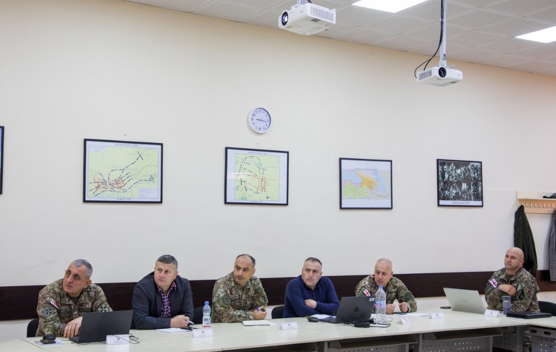 <p style="text-align: justify">სსიპ – დავით აღმაშენებლის სახელობის საქართველოს ეროვნული თავდაცვის აკადემიაში საქართველოს თავდაცვის სამინისტროს სისტემის სამხედრო მოსამსახურეებისთვის წარმატებით ჩატარდა ნატოს სტანდარტებით შექმნილი ხუთდღიანი სასწავლო კურსი „სტრატეგიული ოპერაციები ტერორიზმისა და ამბოხებულთა წინააღმდეგ“.</p><p style="text-align: justify">კურსში მონაწილეობა მიიღო თავდაცვის სამინისტროს სისტემის 19-მა წარმომადგენელმა თავდაცვის ძალების სხვადასხვა ქვედანაყოფებიდან.</p><p style="text-align: justify">კურსის მიზანი იყო მონაწილეთათვის თეორიული ცოდნის გადაცემა და პრაქტიკული უნარების გაღრმავება, რათა მათ შეძლონ ეფექტურად გაუმკლავდნენ ტერორიზმისა და ამბოხებული მოძრაობებისგან მომდინარე საფრთხეებს. სწავლების შინაარსი ითვალისწინებდა თანამედროვე უსაფრთხოების გამოწვევებზე რეაგირებისთვის აუცილებელი სტრატეგიული ხედვის, ანალიზისა და ოპერაციული დაგეგმვის უნარების განვითარებას.</p><p style="text-align: justify">სასწავლო კურსის დასრულების შემდეგ, მონაწილეებს გადაეცათ შესაბამისი სერტიფიკატები.</p><p style="text-align: justify">ეროვნული თავდაცვის აკადემია მომავალშიც გააგრძელებს ნატოს სტანდარტებით შექმნილი სასწავლო პროგრამების განხორციელებას, რაც ხელს შეუწყობს თავდაცვის ძალების წარმომადგენელთა უწყვეტ განვითარებას.</p>