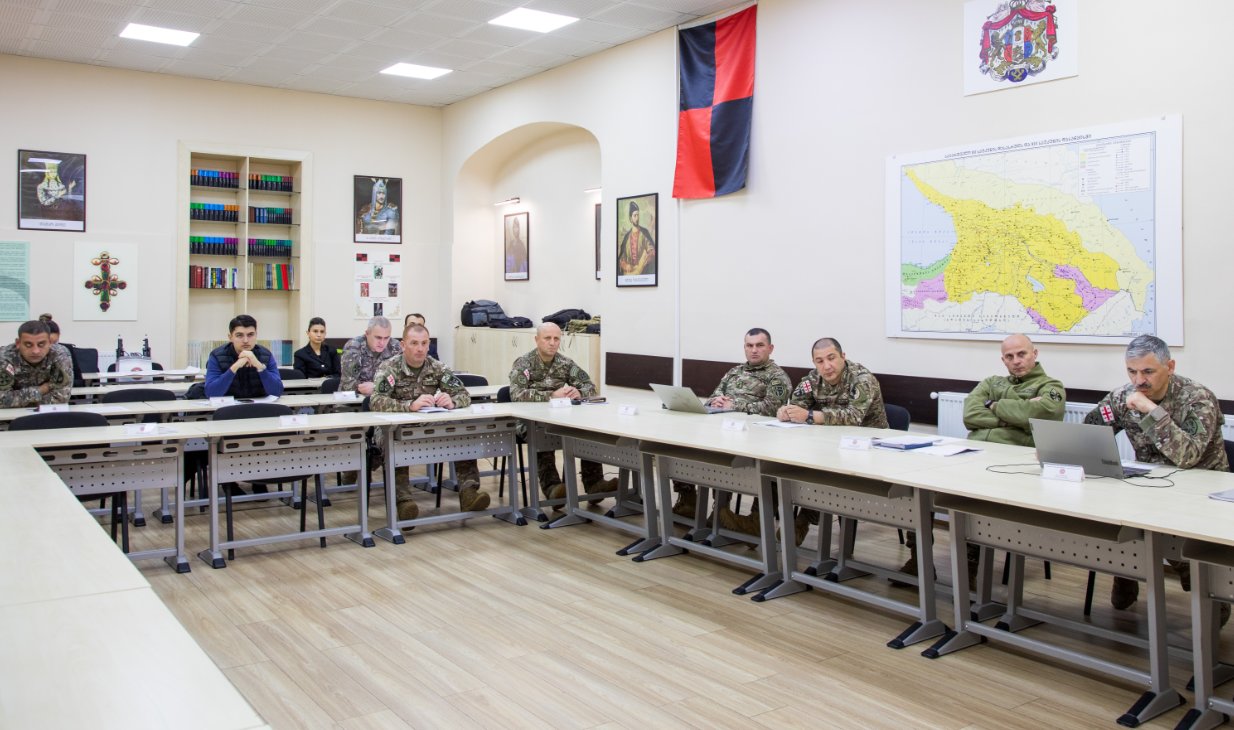 <p style="text-align: justify">სსიპ – დავით აღმაშენებლის სახელობის საქართველოს ეროვნული თავდაცვის აკადემიაში საქართველოს თავდაცვის სამინისტროს სისტემის სამხედრო მოსამსახურეებისთვის წარმატებით ჩატარდა ნატოს სტანდარტებით შექმნილი ხუთდღიანი სასწავლო კურსი „სტრატეგიული ოპერაციები ტერორიზმისა და ამბოხებულთა წინააღმდეგ“.</p><p style="text-align: justify">კურსში მონაწილეობა მიიღო თავდაცვის სამინისტროს სისტემის 19-მა წარმომადგენელმა თავდაცვის ძალების სხვადასხვა ქვედანაყოფებიდან.</p><p style="text-align: justify">კურსის მიზანი იყო მონაწილეთათვის თეორიული ცოდნის გადაცემა და პრაქტიკული უნარების გაღრმავება, რათა მათ შეძლონ ეფექტურად გაუმკლავდნენ ტერორიზმისა და ამბოხებული მოძრაობებისგან მომდინარე საფრთხეებს. სწავლების შინაარსი ითვალისწინებდა თანამედროვე უსაფრთხოების გამოწვევებზე რეაგირებისთვის აუცილებელი სტრატეგიული ხედვის, ანალიზისა და ოპერაციული დაგეგმვის უნარების განვითარებას.</p><p style="text-align: justify">სასწავლო კურსის დასრულების შემდეგ, მონაწილეებს გადაეცათ შესაბამისი სერტიფიკატები.</p><p style="text-align: justify">ეროვნული თავდაცვის აკადემია მომავალშიც გააგრძელებს ნატოს სტანდარტებით შექმნილი სასწავლო პროგრამების განხორციელებას, რაც ხელს შეუწყობს თავდაცვის ძალების წარმომადგენელთა უწყვეტ განვითარებას.</p>