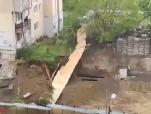 დიდ დიღომში კორპუსებს შორის მიწა ჩამოიშალა