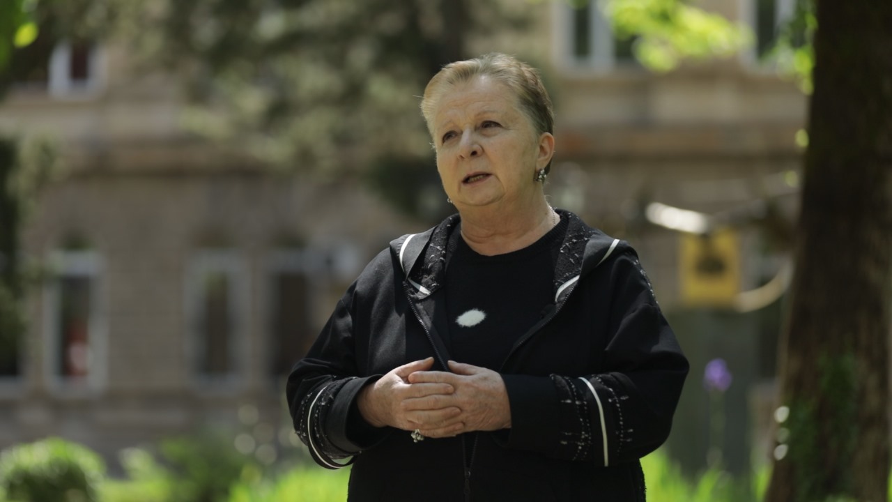 <p>"გვირილობა" ქველმოქმედების სურნელია“ – ასე იწყებს საუბარს კულტუროლოგი, აკაკი წერეთლის სახელმწიფო უნივერსიტეტის ასოცირებული პროფესორი რუსუდან მიქაუტაძე, რომელიც ქუთაისქალაქობის – ქალაქის განსაკუთრებული დღის შესახებ რეალურ ისტორიას გვიყვება. ეს ვიდეო სულ სხვა კუთხით გვიჩვენებს იმას, რაც წლების განმავლობაში ხალხურ დღესასწაულად იქცა, თუმცა ღრმად ემოციური ფესვები აქვს.</p><p>ქუთაისქალაქობა, რომელიც 2 მაისს აღინიშნება, არის ადამიანების სიყვარულის, თანადგომის, ქველმოქმედების დღესასწაული. რუსუდან მიქაუტაძე გვახსენებს, რომ „გვირილობა“ ჯერ კიდევ მე-20 საუკუნის დასაწყისში შეიქმნა და მაშინ ქუთაისელი გოგონები ქუჩებში გვირილებით გამოდიოდნენ – ყვავილებს ყიდდნენ, შემოსული თანხა კი ტუბერკულოზით დაავადებული ადამიანების დასახმარებლად იყრიდა თავს.</p><p>ეს ტრადიცია ქუთაისმა შეინარჩუნა როგორც თანაგრძნობისა და ადამიანობის კულტურა.</p><p>"ქუთაისი არის ქალაქი, რომელსაც ხალხი ქმნის და ეს ხალხი არასდროს ყოფილა გულგრილი", – ამბობს მიქაუტაძე. მისი სიტყვები თითქოს გვაბრუნებს იმ დროში, როდესაც უბრალო ადამიანების ერთმა მცირე ჟესტმა – გვირილის გაყიდვამ – სიცოცხლე შეუნარჩუნა სხვას.</p><p>რუსუდან მიქაუტაძე გვიხსნის თუ რას ნიშნავს იყო ქუთაისელი და რამხელა პასუხისმგებლობასთან ასოცირდება ეს ყველაფერი, ის ასევე იხსენებს მისი ბავშვობის ქუთაისს და საუბრობს იმ თემებზე, რაც ამ დროის განმავლობაში შეიცვალა მის ქალაქში.</p><p>“ქუთაისელობა არის დიდი პასუხისმგებლობა, უნდა გიყვარდეს და გტკიოდეს შენი ქალაქი, ყოველდღიურად უნდა ცდილობდე, რომ შენი ქალაქი გახდეს უფრო უკეთესი”, - აღნიშნავს ის.</p><div class="iframe-wrapper"><iframe src="https://www.youtube.com/embed/jS8ZJ4TBYhU?si=hlsuWLhQEL_ALSyV" frameborder="0" allowfullscreen="true" width="560" height="315" title="YouTube video player" allow="accelerometer; autoplay; clipboard-write; encrypted-media; gyroscope; picture-in-picture; web-share"></iframe></div><p>ქუთაისქალაქობა დღეს კულტურულ ღონისძიებებს, მუსიკას, ფერად ქუჩებსა და კონცერტებს უკავშირდება, მაგრამ მისი ემოციური საფუძველი რჩება უცვლელი – ერთმანეთის გვერდით დგომა. ეს დღესასწაული გვახსენებს, რომ ნამდვილ ისტორიებს ადამიანები წერენ, ქალაქი კი სწორედ ამ ადამიანების ამონარიდია.</p><p>სწორედ ასეთ ისტორიას გვიამბობს რუსუდან მიქაუტაძე – სიყვარულით, სითბოთი და ქალაქზე მზრუნველობით აღსავსე ენით.</p>