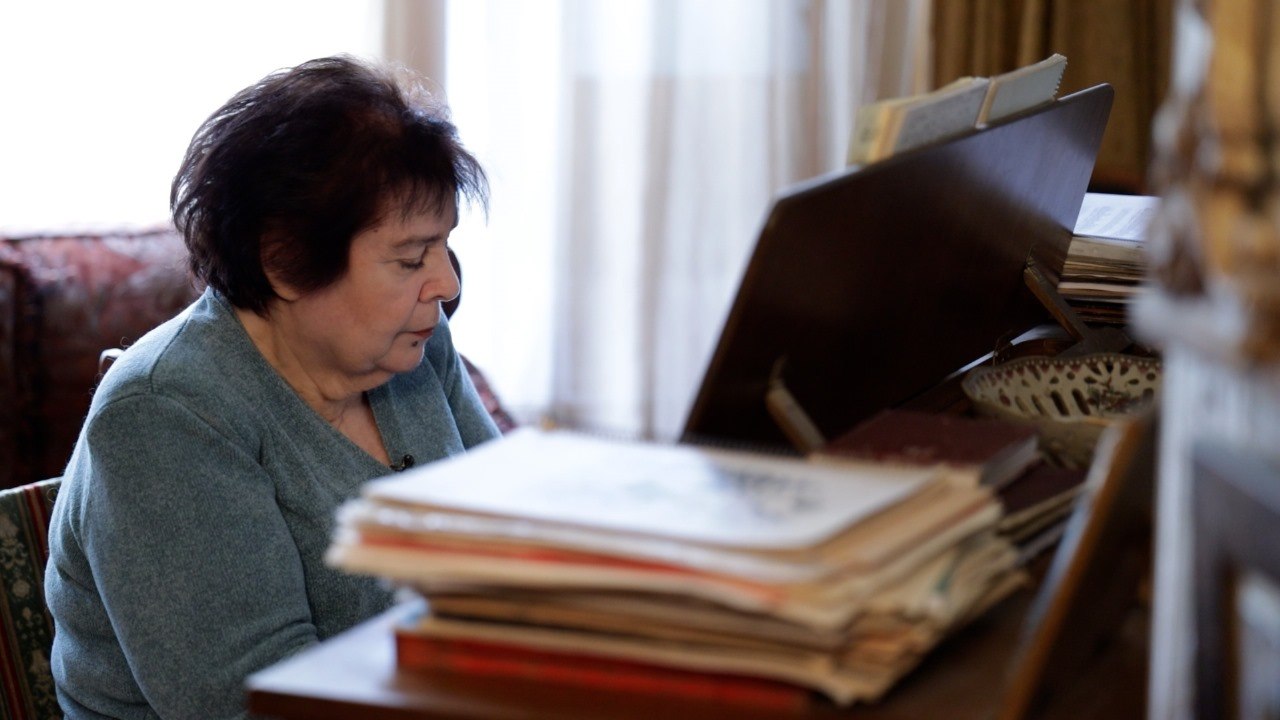 <p>ნუნუ გაბუნია – კომპოზიტორი, რომლის მელოდიებმაც არაერთი თაობა აღზარდა. მისი მუსიკით მომღერლები პოპულარული ხდებოდნენ, ქართული სიმღერა კი ამაღლებული. მისი ნაწარმოებები მელოდიურობის, სინატიფისა და შინაგანი დრამატურგიის ნაზავია – მუსიკა, რომელიც არამხოლოდ ჟღერს, არამედ ადამიანში რაღაცას ცვლის.</p><p>სწორედ ამიტომ, “Front News საქართველოს” ვიდეო პროექტი “ადამიანები ისტორიით“ მორიგ სტუმრად მასპინძლობს ნუნუ გაბუნიას – კომპოზიტორს, რომელიც დიდი ხანია, ქართული მუსიკალური კულტურის ნაწილი გახდა.</p><p>ვიდეო ინტერვიუში ნუნუ გაბუნია იხსენებს თავის გზას, გვიზიარებს მტკივნეულ და სასიამოვნო მომენტებს, შთაგონებას და ადამიანებს, რომლებმაც მისი შემოქმედება განსაზღვრეს.</p><p>ერთ-ერთი გამორჩეული ისტორიაც სწორედ შთაგონებას უკავშირდება: ერთ დღეს, ლენინგრადის ოპერის თეატრის სოლისტ ბაგაჩოვას შესრულებით, “Ave Maria“ მოისმინა. ის შესრულება იმდენად ემოციური აღმოჩნდა, რომ გაბუნიამ გადაწყვიტა, შეექმნა საკუთარი “Ave Maria“. ასე დაიბადა კომპოზიცია, რომელმაც მალევე მუსიკალური სამყარო დააინტერესა.</p><p>დღეს მსოფლიოში 5000-მდე Ave Maria არსებობს. მათ შორის კი მხოლოდ ერთეულები შევიდნენ უნიკალურ საერთაშორისო ალბომში, სადაც 17 მამაკაცი კომპოზიტორის გვერდით ნუნუ გაბუნიას Ave Maria-ც არის წარმოდგენილი. ის ერთადერთი ქალია ამ კოლექციაში და ისეთი კომპოზიტორების გვერდითაა, როგორებიც არიან: ვერდი, შუბერტი, კაჩინი და სხვა.</p><p>პირველად მისი Ave Maria თბილისის ოპერის თეატრის სოლისტმა ნაირა გლუნჩაძემ შეასრულა. შემდგომ კი ეს ნაწარმოები მრავალმა ცნობილმა მომღერალმა გააჟღერა სცენაზე – სიყვარულით, სითბოთი და პატივისცემით კომპოზიტორის მიმართ.</p><p>ინტერვიუში ნუნუ გაბუნია ასევე იხსენებს ახლო მეგობარს – ეთერ კაკულიას, რომელსაც მრავალი სიმღერა შეასრულებინა. მათ მეგობრობას მუსიკა ამყარებდა, თუმცა მოგონებები სცენას გაცდა – ბაქოში გადახდენილი ერთ-ერთი ისტორია, რომელიც თენგიზ სულხანიშვილთან ერთად გაიარა, დღემდე ღიმილით ახსენდება.</p><p>ნუნუ გაბუნიას ამბავი არის ადამიანის ისტორია, რომელიც მელოდიად გადაიქცა.</p><p>იხილეთ ვიდეო და მოუსმინეთ ქართულ მუსიკას – ისეთს, როგორიც ის ნუნუ გაბუნიასთან ერთად გახდა: ნამდვილი, სულიერი და სამარადჟამო.<br></p><div class="iframe-wrapper"><iframe src="https://www.youtube.com/embed/AV1XTkTXBxE?si=v9-mhSJfnDoY98sM" frameborder="0" allowfullscreen="true" width="560" height="315" title="YouTube video player" allow="accelerometer; autoplay; clipboard-write; encrypted-media; gyroscope; picture-in-picture; web-share"></iframe></div><p></p>