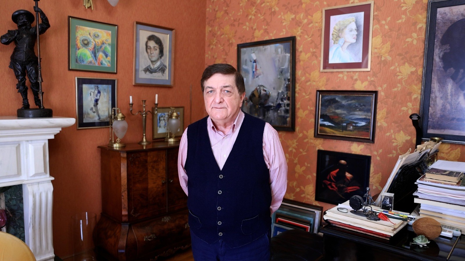 <p><strong><em>ოთარ ტატიშვილი</em></strong><em> </em>– ეს სახელი მუსიკისა და ხელოვნების სამყაროში არცთუ ჩვეულებრივი მოცემულობაა. ის არის მრავალმხრივი ნიჭის მატარებელი ადამიანი – კომპოზიტორი, პიანისტი, მომღერალი, პედაგოგი, მხატვარი, რომელიც საკუთარი შემოქმედებით არამხოლოდ ქართველი მსმენელების, არამედ საერთაშორისო აუდიტორიების გულის მოგების უნიკალურ შესაძლებლობას ფლობს.</p><p>მისი მუსიკა არა მარტო გრძნობების გამოხატვაა, არამედ ერთგვარი გამოვლინება მთელი ერის ისტორიის, შინაგანი ბრძოლების და დიდი წარმატებების სურათი. მისი მუსიკა სულიერი მოგზაურობაა. კომპოზიტორის შემოქმედებას არაერთი ქვეყანა გაეცნო, მათ შორის, აშშ, დიდი ბრიტანეთი, გერმანია, საბერძნეთი, ყაზახეთი, რუსეთი, სომხეთი, აზერბაიჯანი და სხვა.</p><p>ოთარ ტატიშვილი პოპულარული სიმღერების და რომანსების, სიმფონიების და საფორტეპიანო კვინტეტის ავტორია: მიუზიკლი “ჩარლის დეიდა” (1998, პრემიერა, ცხინვალის დევნილი თეატრი), სიმფონია “Memento Patriam!” (2012 წელი), საფორტეპიანო კონცერტები, საფორტეპიანო “ამაღლება” (2012), სავიოლინო კონცერტი (2012), საფორტეპიანო კონცერტშტუკი “Deja Vu” (2012), საფორტეპიანო ციკლი “ეთნომანია” (2012 გრან-პრი, იტალია), საფორტეპიანო სონატები, სიმებიანი კვარტეტი N1 (2014), საფორტეპიანო კვინტეტი (2013), ტრიო კლარნეტის, ვიოლინოსა და ფორტეპიანოსათვის (2015), კონცერტი ჩელოსა და ორკესტრისათვის (2024), ინსტრუმენტული პიესები და სხვა.</p><p>200-ზე მეტ სიმღერიდან ორმოცი შეტანილია ოქროს ფონდში.</p><p>ოთარ ტატიშვილი 12 აპრილს 70 წლის ხდება. მისი ცხოვრება და კარიერა შესანიშნავი მაგალითია იმისა, როგორ შეიძლება ინტელექტი, ემოცია და შემოქმედება ერთმანეთს შეუერთდეს, რაც ქმნის მდიდარ და მრავალფეროვან ადამიანურ და მუსიკალურ სამყაროს.</p><p></p>