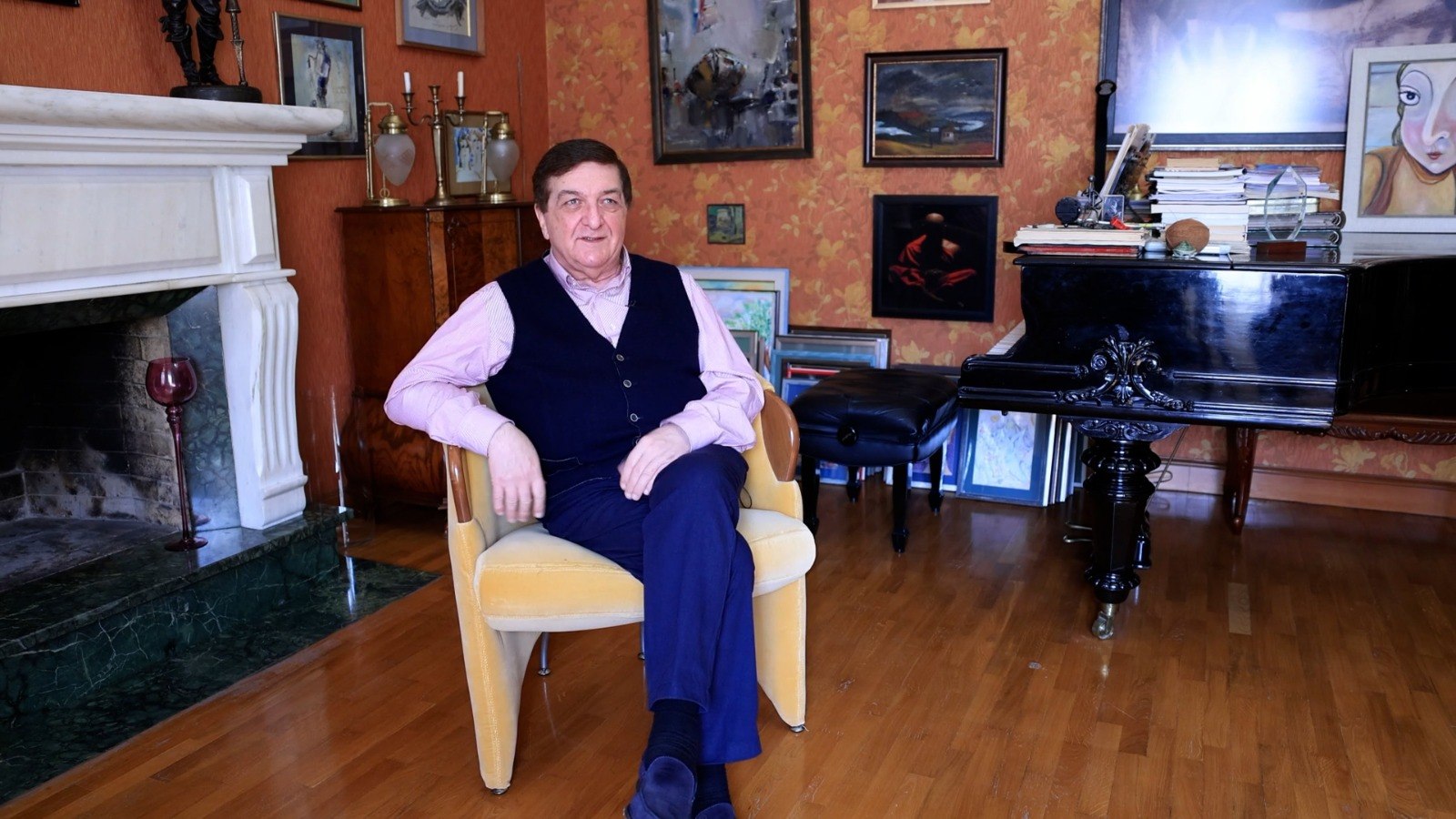 <p><strong><em>ოთარ ტატიშვილი</em></strong><em> </em>– ეს სახელი მუსიკისა და ხელოვნების სამყაროში არცთუ ჩვეულებრივი მოცემულობაა. ის არის მრავალმხრივი ნიჭის მატარებელი ადამიანი – კომპოზიტორი, პიანისტი, მომღერალი, პედაგოგი, მხატვარი, რომელიც საკუთარი შემოქმედებით არამხოლოდ ქართველი მსმენელების, არამედ საერთაშორისო აუდიტორიების გულის მოგების უნიკალურ შესაძლებლობას ფლობს.</p><p>მისი მუსიკა არა მარტო გრძნობების გამოხატვაა, არამედ ერთგვარი გამოვლინება მთელი ერის ისტორიის, შინაგანი ბრძოლების და დიდი წარმატებების სურათი. მისი მუსიკა სულიერი მოგზაურობაა. კომპოზიტორის შემოქმედებას არაერთი ქვეყანა გაეცნო, მათ შორის, აშშ, დიდი ბრიტანეთი, გერმანია, საბერძნეთი, ყაზახეთი, რუსეთი, სომხეთი, აზერბაიჯანი და სხვა.</p><p>ოთარ ტატიშვილი პოპულარული სიმღერების და რომანსების, სიმფონიების და საფორტეპიანო კვინტეტის ავტორია: მიუზიკლი “ჩარლის დეიდა” (1998, პრემიერა, ცხინვალის დევნილი თეატრი), სიმფონია “Memento Patriam!” (2012 წელი), საფორტეპიანო კონცერტები, საფორტეპიანო “ამაღლება” (2012), სავიოლინო კონცერტი (2012), საფორტეპიანო კონცერტშტუკი “Deja Vu” (2012), საფორტეპიანო ციკლი “ეთნომანია” (2012 გრან-პრი, იტალია), საფორტეპიანო სონატები, სიმებიანი კვარტეტი N1 (2014), საფორტეპიანო კვინტეტი (2013), ტრიო კლარნეტის, ვიოლინოსა და ფორტეპიანოსათვის (2015), კონცერტი ჩელოსა და ორკესტრისათვის (2024), ინსტრუმენტული პიესები და სხვა.</p><p>200-ზე მეტ სიმღერიდან ორმოცი შეტანილია ოქროს ფონდში.</p><p>ოთარ ტატიშვილი 12 აპრილს 70 წლის ხდება. მისი ცხოვრება და კარიერა შესანიშნავი მაგალითია იმისა, როგორ შეიძლება ინტელექტი, ემოცია და შემოქმედება ერთმანეთს შეუერთდეს, რაც ქმნის მდიდარ და მრავალფეროვან ადამიანურ და მუსიკალურ სამყაროს.</p><p></p>