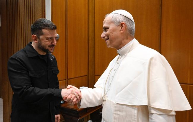 <p style="text-align: justify">რომის პაპმა ინტრონიზაციის შემდეგ უკრაინის დელეგაცია მიიღო. მან გამოაცხადა ვატიკანის მზადყოფნა, სამართლიანი მშვიდობის მისაღწევად უკრაინასა და რუსეთს შორის პირდაპირი მოლაპარაკებების პლატფორმა გახდეს.</p><p style="text-align: justify">უკრაინის პრეზიდენტის თქმით, წმინდა საყდრის ავტორიტეტსა და ხმას მნიშვნელოვანი როლის შესრულება შეუძლია რუსეთ-უკრაინის ომის დასრულებაში.</p><p style="text-align: justify">"მილიონობით ადამიანისთვის მთელ მსოფლიოში პაპი მშვიდობის, იმედის სიმბოლოა. წმინდა საყდრის ავტორიტეტსა და ხმას შეუძლია, მნიშვნელოვანი როლი შეასრულოს ამ ომის დასრულებაში. მადლობას ვუხდით ვატიკანს მზადყოფნისთვის, გახდეს უკრაინასა და რუსეთს შორის პირდაპირი მოლაპარაკებების პლატფორმა. </p><p style="text-align: justify">ჩვენ მზად ვართ დიალოგისთვის ნებისმიერი ფორმატით ხელშესახები შედეგების მისაღწევად. ჩვენ ვაფასებთ უკრაინის მხარდაჭერას და სამართლიანი და მდგრადი მშვიდობის დასაცავად გამოთქმულ მკაფიო ხმას”,- განაცხადა უკრაინის პრეზიდენტმა.​​​​​​​​​​​​​​​​</p>