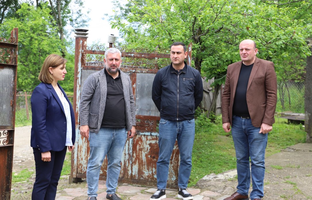 <p style="text-align: justify">თერჯოლაში მრავალშვილიან ოჯახებს საყოფაცხოვრებო ნივთები გადასცეს.</p><p style="text-align: justify">მუნიციპალიტეტის მერიის ინფორმაციით, სოციალური აქცია მუნიციპალიტეტის მერიის მხარდაჭერით და ბავშვთა დაცვისა და ზრუნვის განყოფილების ორგანიზებით განხორციელდა.</p><p style="text-align: justify">თერჯოლის მუნიციპალიტეტის მერმა მანუჩარ რობაქიძემ, საკრებულოს თავმჯდომარის მოადგილე დავით გოგბერაშვილთან ერთად, ბენეფიციარებს ტექნიკა და ავეჯი გადასცა.</p><p style="text-align: justify">თერჯოლის მუნიციპალიტეტში აღნიშნული სოციალურად დაუცველი მოქალაქეების საცხოვრებელი პირობების გაუმჯობესების მიზნით, მხარდაჭერის პროგრამა მესამე წელია, მოქმედებს და დახმარება 60-მდე ოჯახს გაეწია.</p>