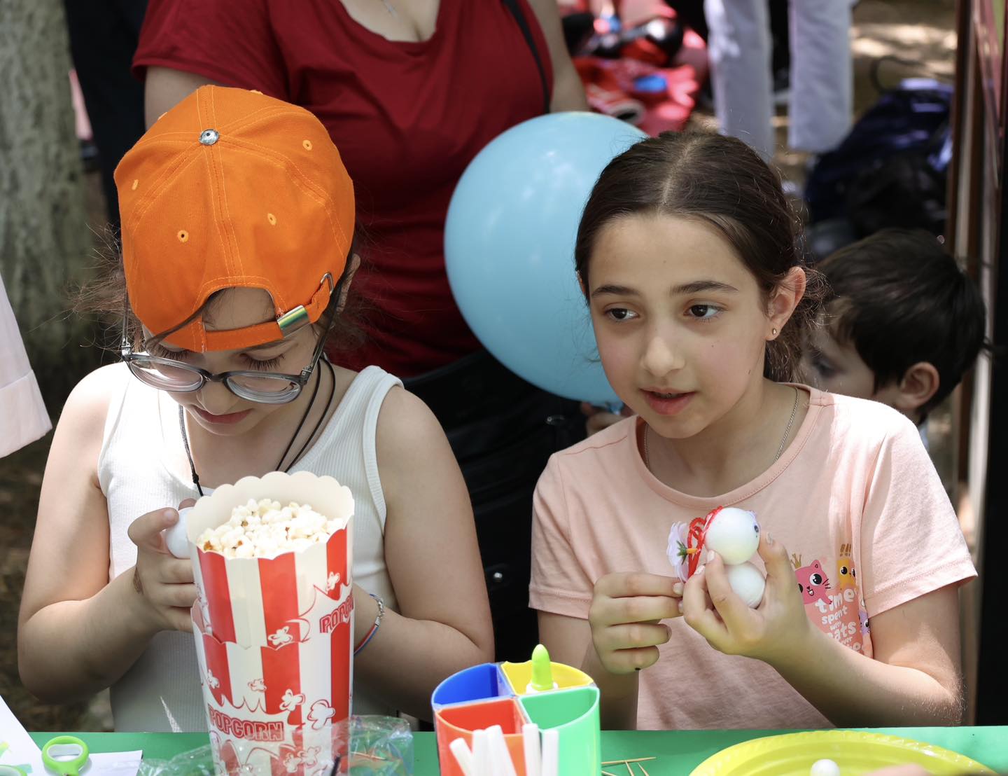 <p style="text-align: justify">1 ივნისი - ბავშვთა დაცვის საერთაშორისო დღე ბორჯომში საზეიმო ღონისძიებით აღინიშნა.</p><p style="text-align: justify">დღეს, მერაბ კოსტავას სახელობის სკვერში ბორჯომის მუნიციპალიტეტის ორგანიზებით პატარებისათვის მრავალფეროვანი ღონისძიებები გაიმართა.</p><p style="text-align: justify">პატარა სტუმრების წინაშე ადგილობრივი მუსიკალური და ქორეოგრაფიული ანსამბლები, ასევე სოლო შემსრულებლები წარდგნენ.</p><p style="text-align: justify">პარკის ტერიტორიაზე ბავშვებისთვის მოწყობილი იყო გასართობი ზონები, ვორქშოპები, სადღესასწაულო ატმოსფერო, ასევე პატარებს შესაძლებლობა ჰქონდათ მონაწილეობა მიეღოთ სპორტულ აქტივობებში.</p><p style="text-align: justify">ბორჯომის მუნიციპალიტეტის მერმა ოთარ არბოლოშვილმა ყველა პატარას მიულოცა ბავშვთა დაცვის საერთაშორისო დღე და მათ წარმატებული და ბედნიერი მომავალი უსურვა.</p>