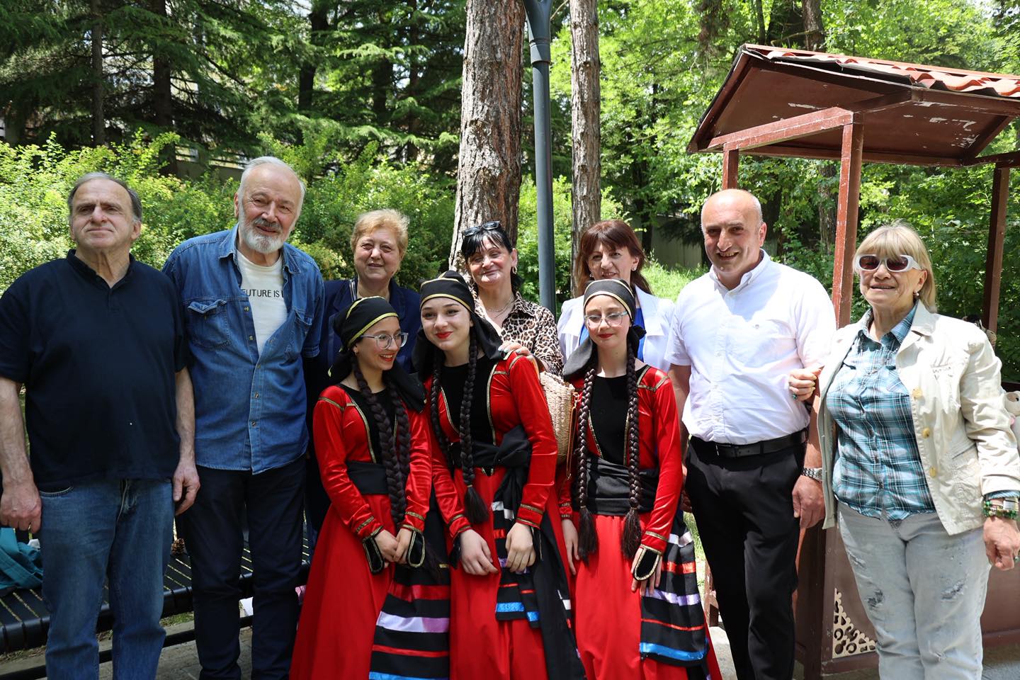 <p style="text-align: justify">1 ივნისი - ბავშვთა დაცვის საერთაშორისო დღე ბორჯომში საზეიმო ღონისძიებით აღინიშნა.</p><p style="text-align: justify">დღეს, მერაბ კოსტავას სახელობის სკვერში ბორჯომის მუნიციპალიტეტის ორგანიზებით პატარებისათვის მრავალფეროვანი ღონისძიებები გაიმართა.</p><p style="text-align: justify">პატარა სტუმრების წინაშე ადგილობრივი მუსიკალური და ქორეოგრაფიული ანსამბლები, ასევე სოლო შემსრულებლები წარდგნენ.</p><p style="text-align: justify">პარკის ტერიტორიაზე ბავშვებისთვის მოწყობილი იყო გასართობი ზონები, ვორქშოპები, სადღესასწაულო ატმოსფერო, ასევე პატარებს შესაძლებლობა ჰქონდათ მონაწილეობა მიეღოთ სპორტულ აქტივობებში.</p><p style="text-align: justify">ბორჯომის მუნიციპალიტეტის მერმა ოთარ არბოლოშვილმა ყველა პატარას მიულოცა ბავშვთა დაცვის საერთაშორისო დღე და მათ წარმატებული და ბედნიერი მომავალი უსურვა.</p>