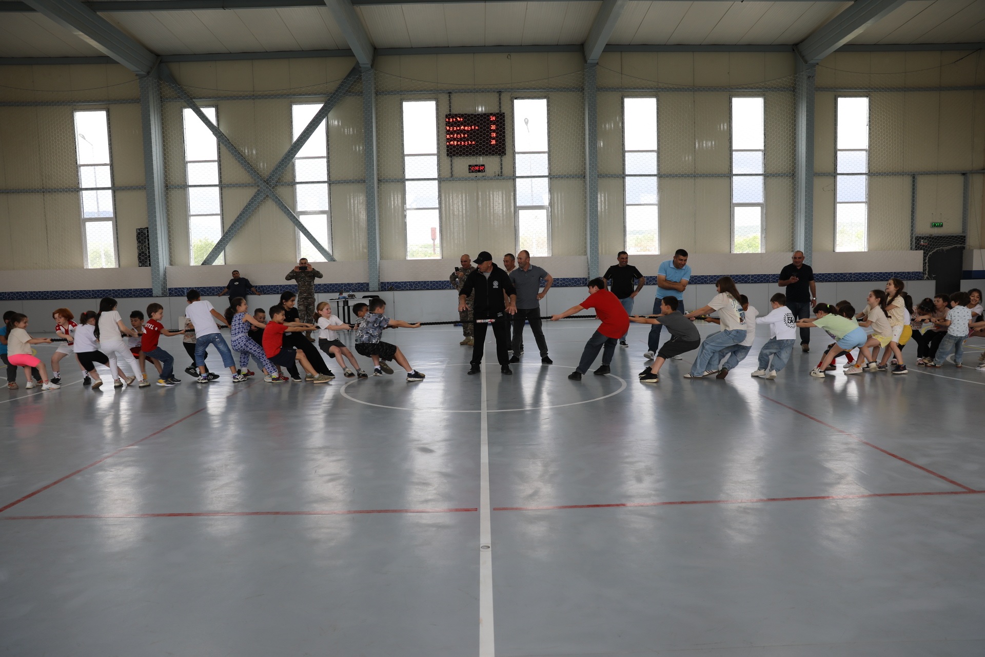 <p style="text-align: justify">ეროვნული თავდაცვის აკადემიაში სპორტულ-გასართობი ღონისძიება "მხიარული სტარტები" გაიმართა, რომელშიც&nbsp; აკადემიის პირადი შემადგენლობის შვილებმა მიიღეს მონაწილეობა.</p><p style="text-align: justify">ბავშვები ღონისძიებაში აქტიურად იყვნენ ჩართულები. მათთვის აკადემიის სპორტულ კომპლექსში გაიმართა არაერთი სპორტულ-გასართობი აქტივობა.</p><p style="text-align: justify">"მხიარული სტარტების" დასრულების შემდეგ, ყველა მონაწილე სამახსოვრო სიგელით დაჯილდოვდა.</p><p style="text-align: justify">&nbsp;</p>