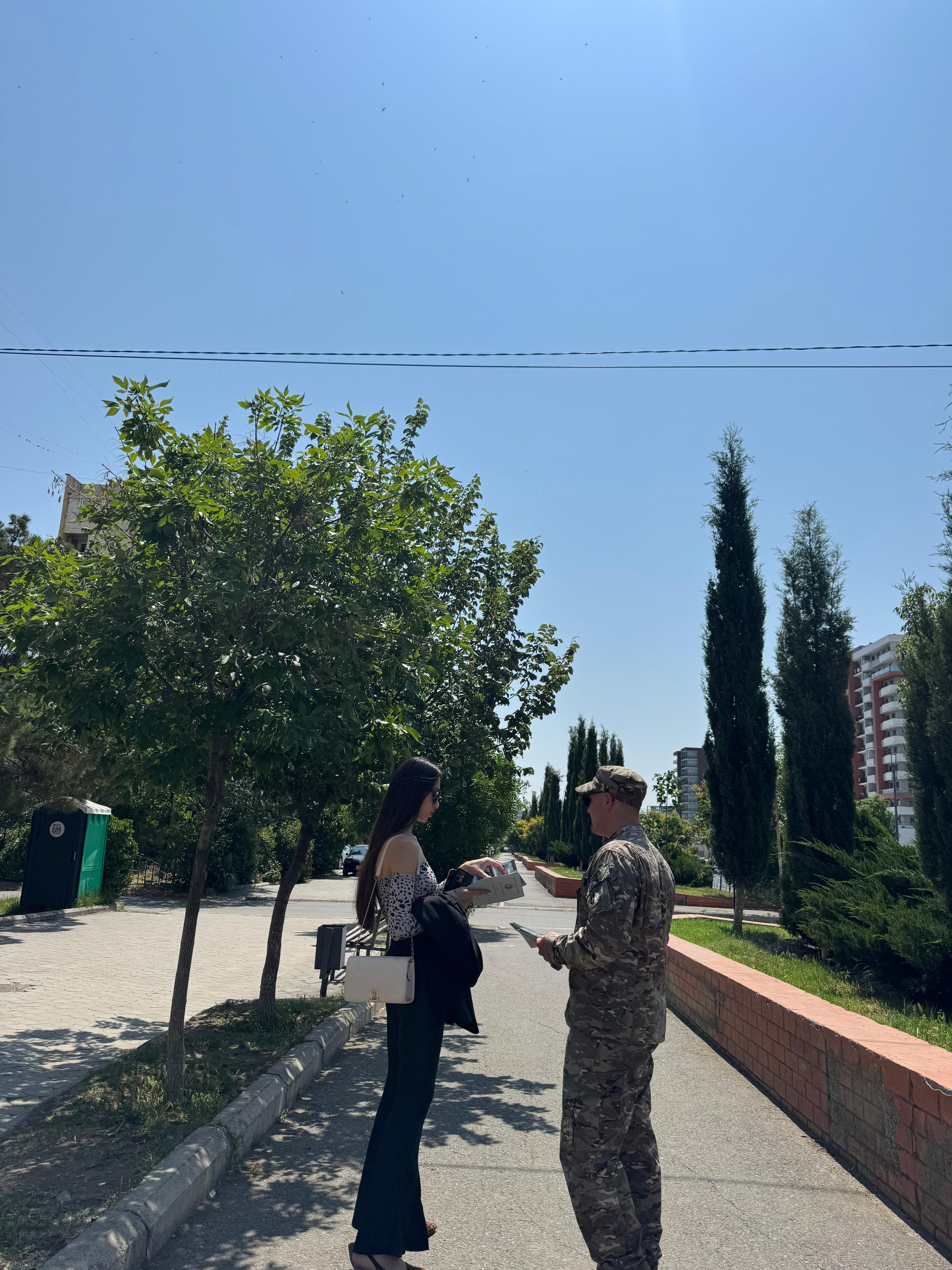 <p style="text-align: justify"><span style="color: rgb(8, 8, 9)">ეროვნული თავდაცვის აკადემიის საგანმანათლებლო პროგრამების პოპულარიზაციის, საკანდიდატო კურსზე მსმენელების მოზიდვის და აკადემიის შესახებ ცნობადობის გაზრდის მიზნით უმცროს ოფიცერთა მომზადების სკოლის საკანდიდატო კურსის მსმენელებმა ქვეყნის მასშტაბით საზოგადოების თავშეყრის ადგილებში აკადემიის და საკანდიდატო კურსის შესახებ საინფორმაციო-სარეკლამო ბუკლეტები გაავრცელეს.</span></p><p style="text-align: justify"><span style="color: rgb(8, 8, 9)">ეროვნული თავდაცვის აკადემიაში საკანდიდატო კურსზე საბუთების მიღება მიმდინარეობს. აღნიშნულ კურსზე ჩასარიცხმა კანდიდატებმა საბუთები უნდა წარმოადგინონ 2025 წლის 26 ივნისის ჩათვლით შემდეგ მისამართზე ქ. გორი, ცხინვალის გზატკეცილი მე-3 კილომეტრი.</span></p><p style="text-align: justify"><span style="color: rgb(8, 8, 9)">კურსზე მიიღებიან:</span></p><p style="text-align: justify"><span style="color: rgb(8, 8, 9)">➤ უმაღლესი განათლების მქონე საქართველოს მოქალაქეები, რომლებსაც არ გაუვლიათ წვევამდელთა ეროვნული სამხედრო სამსახური, იმყოფებიან წვევამდელთა ეროვნული სამხედრო სამსახურის აღრიცხვაზე და არ შესრულებიათ 27 წელი.</span></p><p style="text-align: justify"><span style="color: rgb(8, 8, 9)">➤ ქალები, რომლებიც არ იმყოფებიან წვევამდელთა ეროვნული სამხედრო სამსახურის აღრიცხვაზე;</span></p><p style="text-align: justify"><span style="color: rgb(8, 8, 9)">➤ უმაღლესი განათლების მქონე, რეზერვში (რიგითები, კაპრალები, სერჟანტები) მყოფი საქართველოს მოქალაქეები 30 წლის ჩათვლით;</span></p><p style="text-align: justify"><span style="color: rgb(8, 8, 9)">➤ უმაღლესი განათლების მქონე, პროფესიულ საკონტრაქტო სამხედრო სამსახურში მყოფი (რიგითები, კაპრალები, სერჟანტები) საქართველოს მოქალაქეები 30 წლის ჩათვლით;</span></p><p style="text-align: justify"><span style="color: rgb(8, 8, 9)">➤ სამედიცინო განათლების და ექიმის შესაბამისი სერტიფიკატის მქონე პირები 35 წლის ჩათვლით.</span></p><p style="text-align: justify"><span style="color: rgb(8, 8, 9)">➤ უმაღლესი განათლების მქონე ეროვნული გვარდიის ტერიტორიულ რეზერვში მყოფი (რიგითები, კაპრალები, სერჟანტები) საქართველოს მოქალაქეები 30 წლის ჩათვლით;</span></p><p style="text-align: justify"><span style="color: rgb(8, 8, 9)">: </span><a target="_blank" rel="noopener noreferrer nofollow" class="text-brand-500 underline" href="https://eta.edu.ge/ge/page/109/gaxdi-msmeneli"><span style="color: rgb(0, 100, 209)"><strong>https://eta.edu.ge/ge/page/109/gaxdi-msmeneli</strong></span></a></p><p style="text-align: justify"><span style="color: rgb(8, 8, 9)">საკონტაქტო ინფორმაცია:</span></p><p style="text-align: justify"><span style="color: rgb(8, 8, 9)">: </span><a target="_blank" rel="noopener noreferrer nofollow" class="text-brand-500 underline" href="mailto:jotc@eta.edu.ge"><span style="color: rgb(8, 8, 9)">jotc@eta.edu.ge</span></a><span style="color: rgb(8, 8, 9)">;</span></p><p style="text-align: justify"><span style="color: rgb(8, 8, 9)">: 577 39 01 94; 599 90 15 61;</span></p><p style="text-align: justify"><span style="color: rgb(8, 8, 9)">: გორი, ცხინვალის გზატკეცილი მე-3 კმ;</span></p><p style="text-align: justify"><span style="color: rgb(8, 8, 9)">სამუშაო საათები:</span></p><p style="text-align: justify"><span style="color: rgb(8, 8, 9)">ორშაბათი-ხუთშაბათი 09:00 -17:00 სთ; პარასკევი 09:00-15:00 სთ.</span></p>