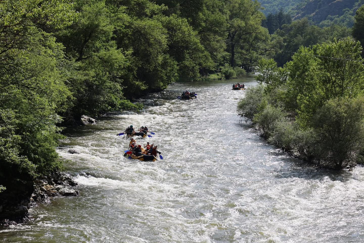 <p style="text-align: justify">ბორჯომის მუნიციპალიტეტის მიერ ორგანიზებული ახალგაზრდული ბანაკი ქართული ესტრადის მომღერლების კონცერტით დაიხურა.</p><p style="text-align: justify">მუნიციპალიტეტის მერიის ინფორმაციით, ბანაკის წევრებს ბორჯომის მუნიციპალიტეტის მერი ოთარ არბოლიშვილი შეხვდა. შეხვედრაზე მოზარდებმა მუნიციპალიტეტის მერისგან მოისმინეს ინფორმაცია ბორჯომის მერიის მიერ განხორციელებული და დაგეგმილი ახალგაზრდული პროგრამებისა და პროექტების შესახებ.</p><p style="text-align: justify">16-დან 20 წლამდე ახალგაზრდებმა მონაწილეობა მიიღეს სხვადასხვა სპორტულ აქტივობაში - ფრენბურთი, ზიპლაინი, მშვილდისრის სროლა, კედელზე ცოცვა, ჯომარდობა.</p><p style="text-align: justify">საღამოს კი ბანაკის მონაწილეების სადღესასწაულო განწყობაზე მომღერალმა ირაკლი ნოზაძემ, თიკა ჯამბურიამ და DJ ალექსანდრე ლორთქიფანიძემ იზრუნეს.</p><p style="text-align: justify"></p>