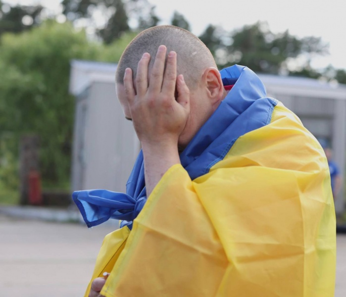 <p style="text-align: justify">26 ივნისს, უკრაინასა და რუსეთს შორის სამხედრო ტყვეების გაცვლის კიდევ ერთი ეტაპი გაიმართა.&nbsp;</p><p style="text-align: justify">"ჩვენ ვაგრძელებთ გაცვლას, კიდევ ერთი ეტაპი. დღეს შეიარაღებული ძალების, ეროვნული გვარდიის, სახელმწიფო სასაზღვრო სამსახურის ჯარისკაცები ბრუნდებიან. მათი უმეტესობა 2022 წლიდან ტყვეობაში იმყოფებოდა. ჩვენ ყველაფერს ვაკეთებთ, რომ ყველა ვიპოვოთ, გადავამოწმოთ ინფორმაცია თითოეული სახელის შესახებ“, - წერს უკრაინის პრეზიდენტი ვოლოდიმირ ზელენსკი.</p><p style="text-align: justify">უმაღლესი რადას ადამიანის უფლებათა კომისრის დმიტრო ლუბინეცის თქმით, უკრაინის შეიარაღებული ძალების, ეროვნული გვარდიისა და სახელმწიფო სასაზღვრო დაცვის სამსახურის ჯარისკაცები უკრაინაში ბრუნდებიან.</p><p style="text-align: justify">ასევე არიან მარიუპოლის დამცველები და ისინი, ვინც 2022 წელს ტყვედ ჩავარდა. ზოგიერთი დამცველი ძებნის სტატუსით იმყოფებოდა და აგრესორი ქვეყნის მიერ არ იყო დადასტურებული.</p><p style="text-align: justify">დაბრუნებულებს შორის არიან ოფიცრებიც. გათავისუფლებული ყველაზე უფროსი 62 წლისაა, ყველაზე ახალგაზრდა კი - 24 წლის.</p><p style="text-align: justify">"ეს პროცესი სახელმწიფო ორგანოების მიერ გაწეული დაუღალავი მუშაობის შედეგია, რომლებიც სამხედრო ტყვეებთან მოპყრობის საკოორდინაციო შტაბის შემადგენლობაში შედიან. ის უკრაინის პრეზიდენტის დავალებით ხორციელდება“, - წერს ლუბინეცი.</p><p style="text-align: justify">შინაგან საქმეთა მინისტრმა იგორ კლიმენკომ განაცხადა, რომ გათავისუფლებულთა უმეტესობა 2022 წლიდან ტყვეობაში იმყოფებოდა.</p><p style="text-align: justify">"ზოგიერთი მათგანის ისტორია ნამდვილი სასწაულია. ისინი დაკარგულად ითვლებოდნენ, მაგრამ გაურკვევლობის მიუხედავად, სახელმწიფო განაგრძობდა ძებნას და დღეს ისინი ჩვენთან არიან“, - წერს ის.</p>