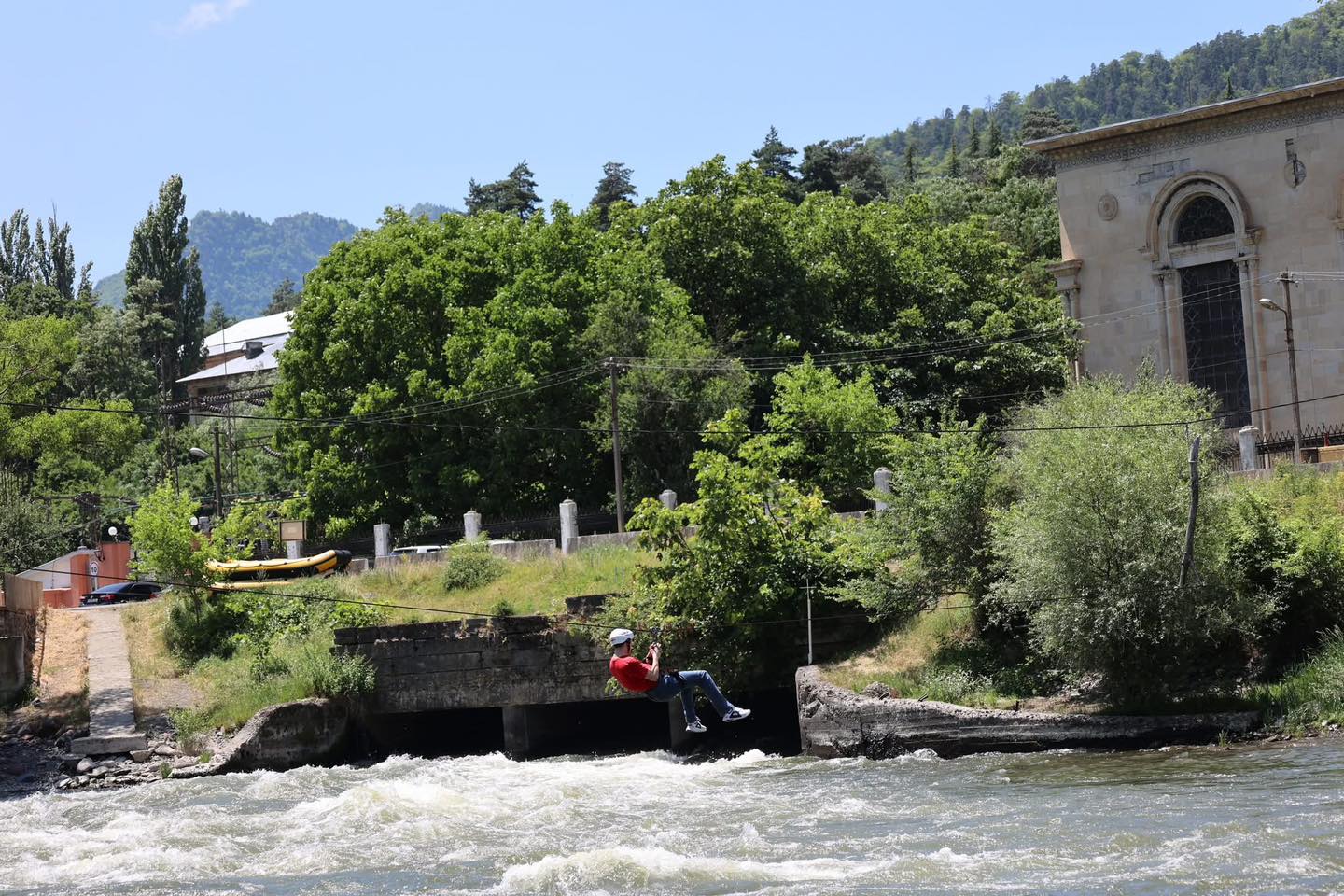 <p style="text-align: justify">ბორჯომის მუნიციპალიტეტის მიერ ორგანიზებული ახალგაზრდული ბანაკი ქართული ესტრადის მომღერლების კონცერტით დაიხურა.</p><p style="text-align: justify">მუნიციპალიტეტის მერიის ინფორმაციით, ბანაკის წევრებს ბორჯომის მუნიციპალიტეტის მერი ოთარ არბოლიშვილი შეხვდა. შეხვედრაზე მოზარდებმა მუნიციპალიტეტის მერისგან მოისმინეს ინფორმაცია ბორჯომის მერიის მიერ განხორციელებული და დაგეგმილი ახალგაზრდული პროგრამებისა და პროექტების შესახებ.</p><p style="text-align: justify">16-დან 20 წლამდე ახალგაზრდებმა მონაწილეობა მიიღეს სხვადასხვა სპორტულ აქტივობაში - ფრენბურთი, ზიპლაინი, მშვილდისრის სროლა, კედელზე ცოცვა, ჯომარდობა.</p><p style="text-align: justify">საღამოს კი ბანაკის მონაწილეების სადღესასწაულო განწყობაზე მომღერალმა ირაკლი ნოზაძემ, თიკა ჯამბურიამ და DJ ალექსანდრე ლორთქიფანიძემ იზრუნეს.</p><p style="text-align: justify"></p>